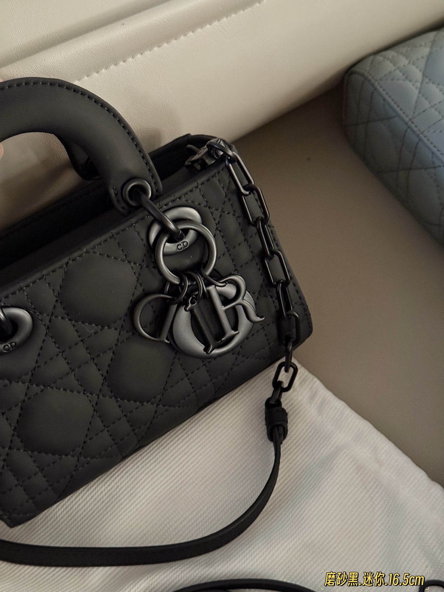 Bolso Lady Dior Mini de Piel de Cordero Negra con Acabado Mate 3 i1748394141188 6318 0 1