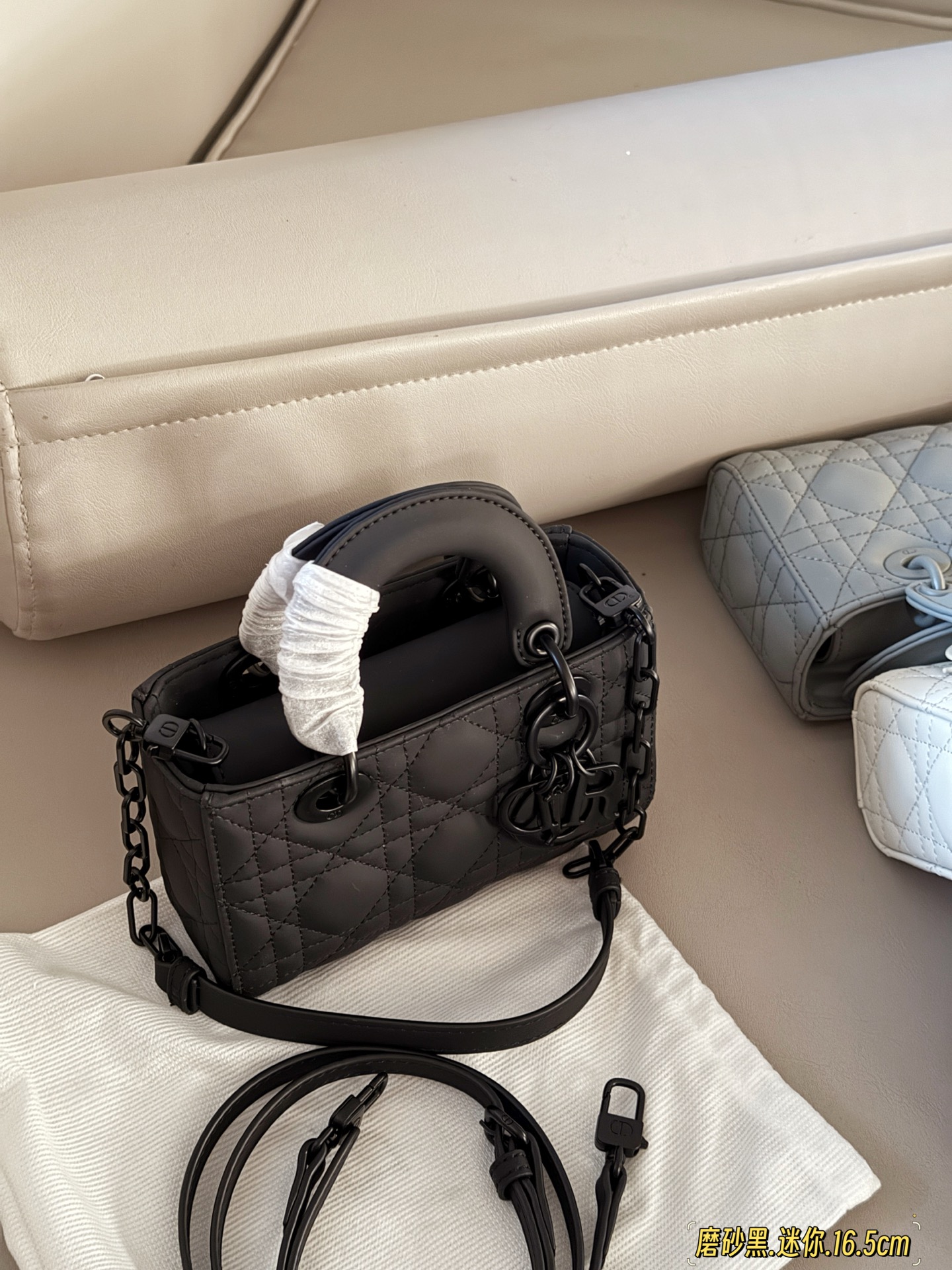 Bolso Lady Dior Mini de Piel de Cordero Negra con Acabado Mate 4 i1748394141188 8769 0 2