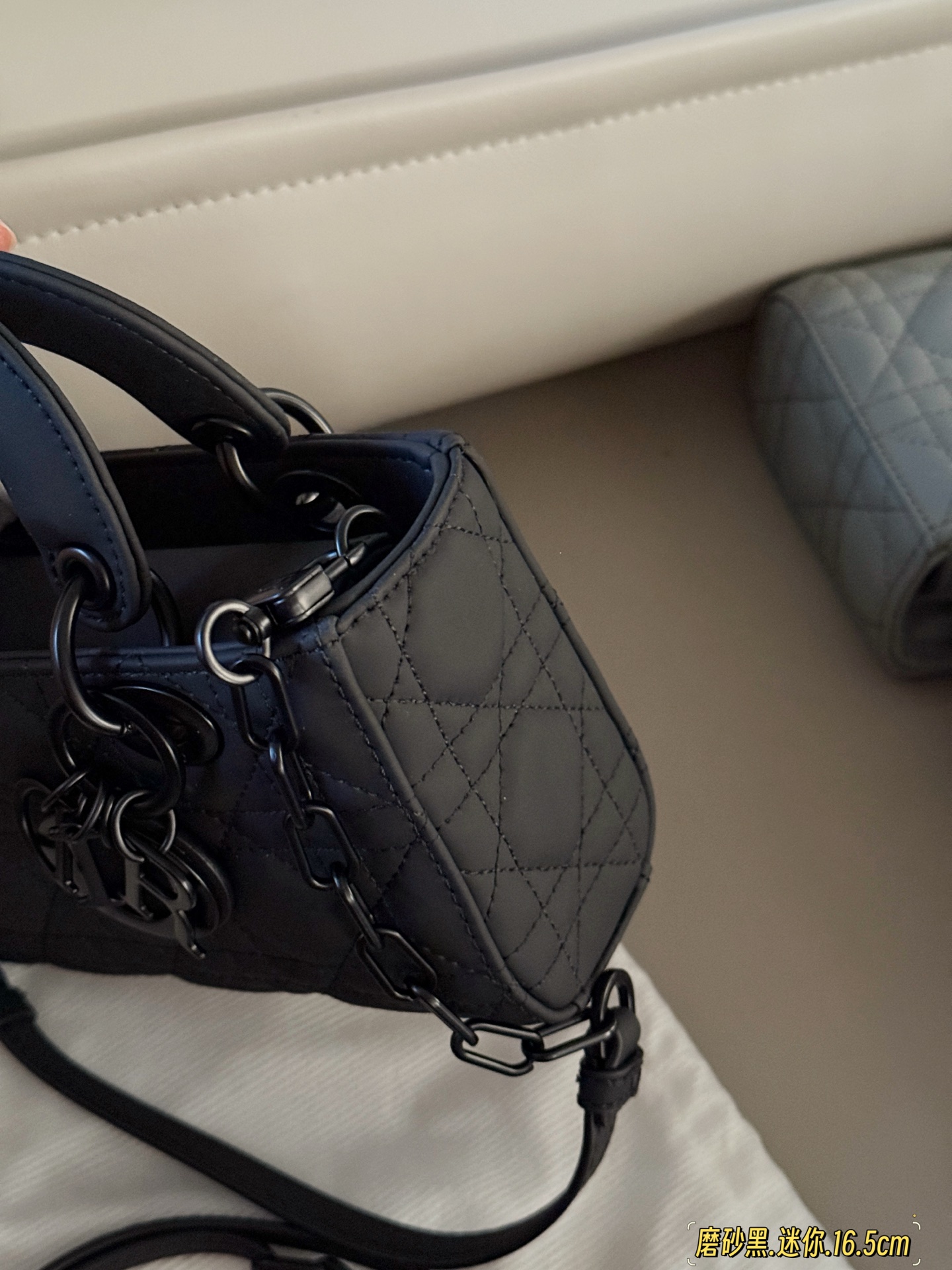 Bolso Lady Dior Mini de Piel de Cordero Negra con Acabado Mate 6 i1748394143293 7691 0 4