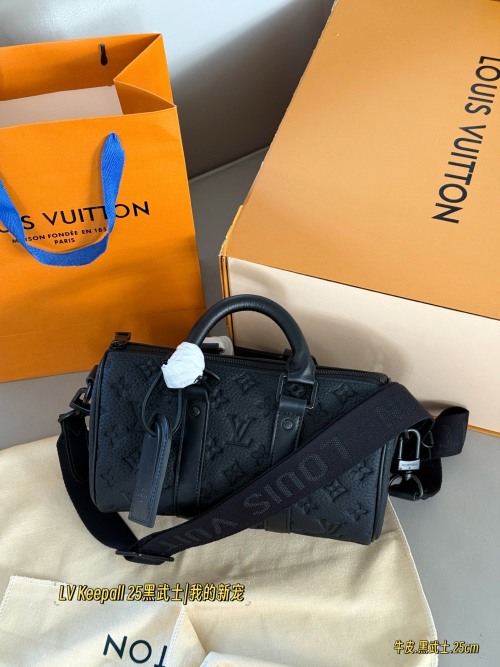 לוי ויטון Keepall 25 - תיק יד קטן עור שחור מרווח מעור 1 לוי ויטון Keepall 25 – תיק יד קטן עור שחור מרווח מעור