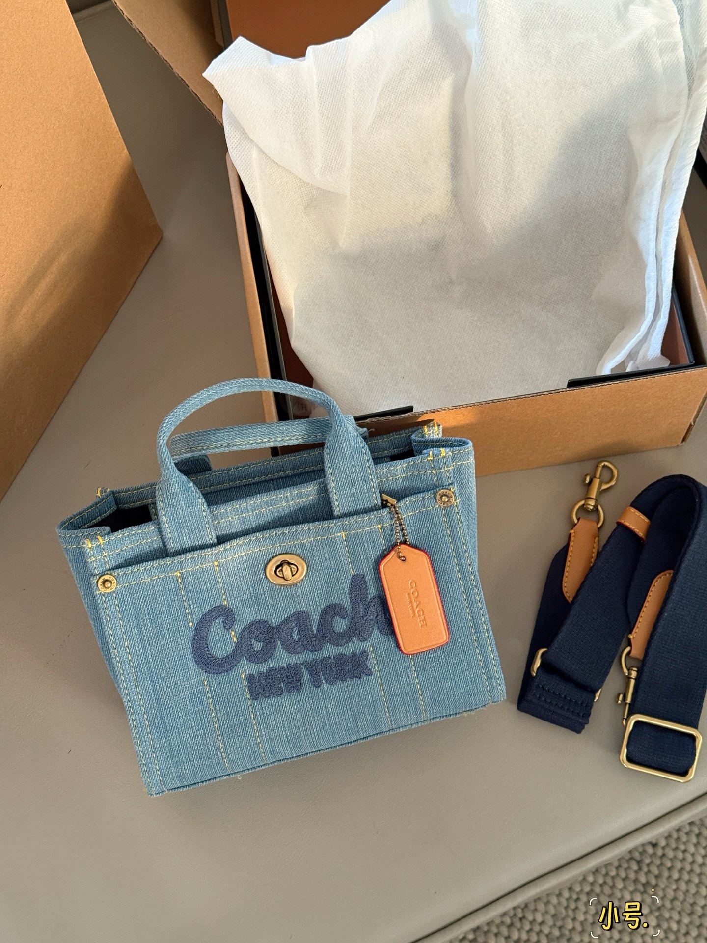 Coach Cargo Tote Denim Bolso, Azul Retro, Tamaño Pequeño con Caja 3 i1748580372009 7817 0 1