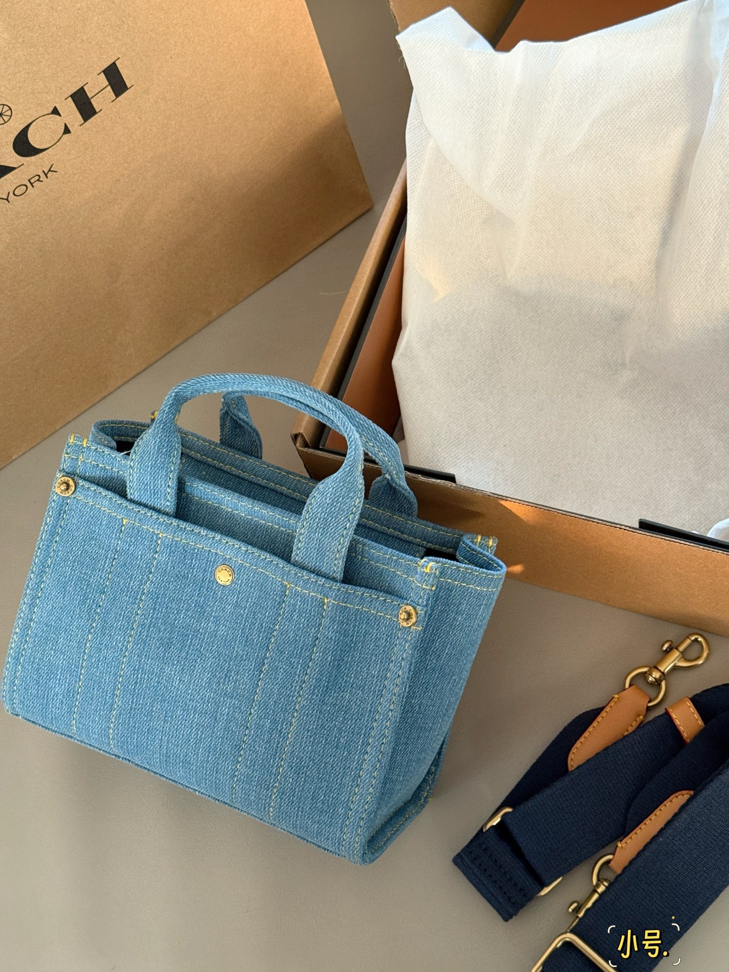 Coach Cargo Tote Denim Bolso, Azul Retro, Tamaño Pequeño con Caja 8 i1748580372045 8791 0 6