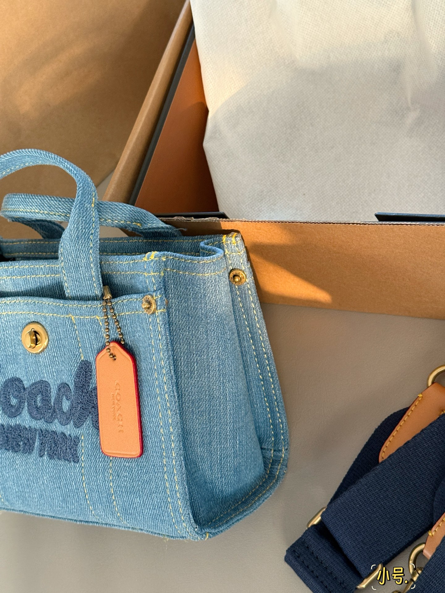 Coach Cargo Tote Denim Bolso, Azul Retro, Tamaño Pequeño con Caja 6 i1748580372074 6406 0 4