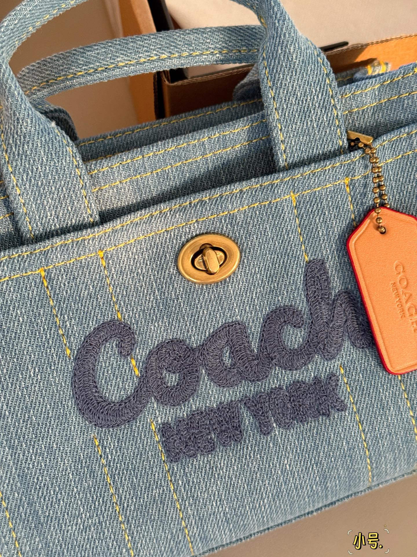Coach Cargo Tote Denim Bolso, Azul Retro, Tamaño Pequeño con Caja 5 i1748580372084 5353 0 3
