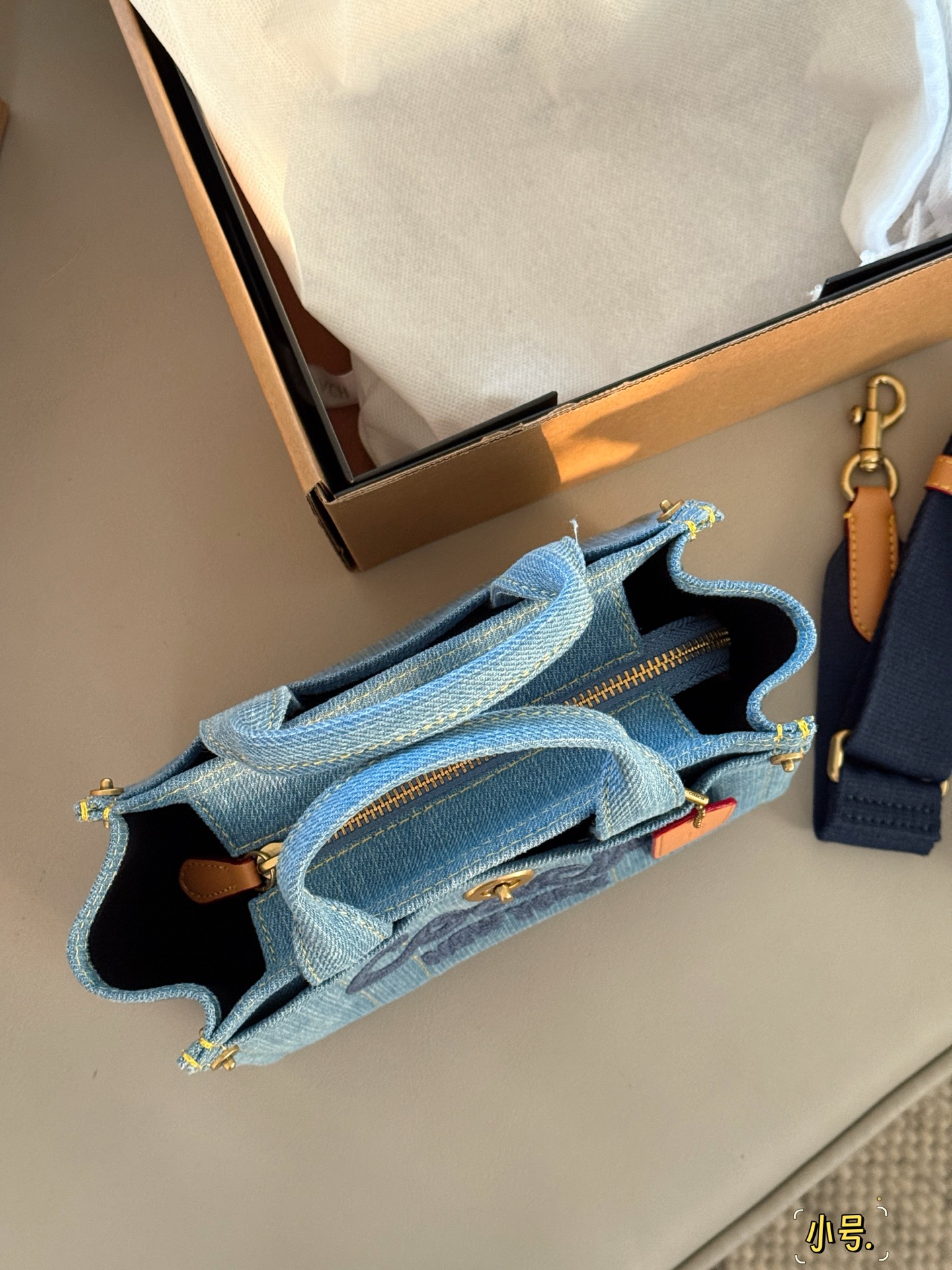 Coach Cargo Tote Denim Bolso, Azul Retro, Tamaño Pequeño con Caja 7 i1748580373786 3756 0 5