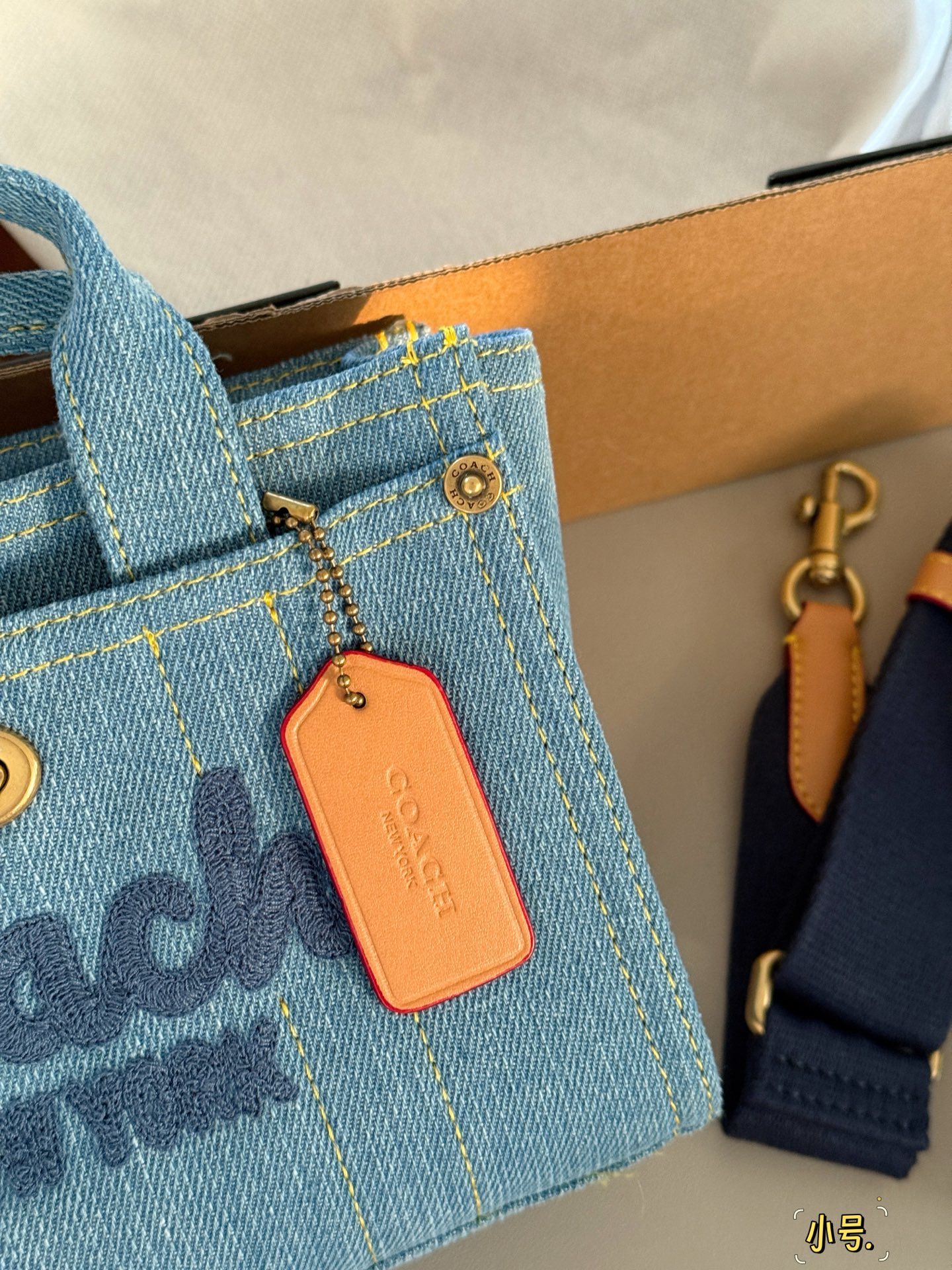 Coach Cargo Tote Denim Bolso, Azul Retro, Tamaño Pequeño con Caja 4 i1748580373841 4474 0 2
