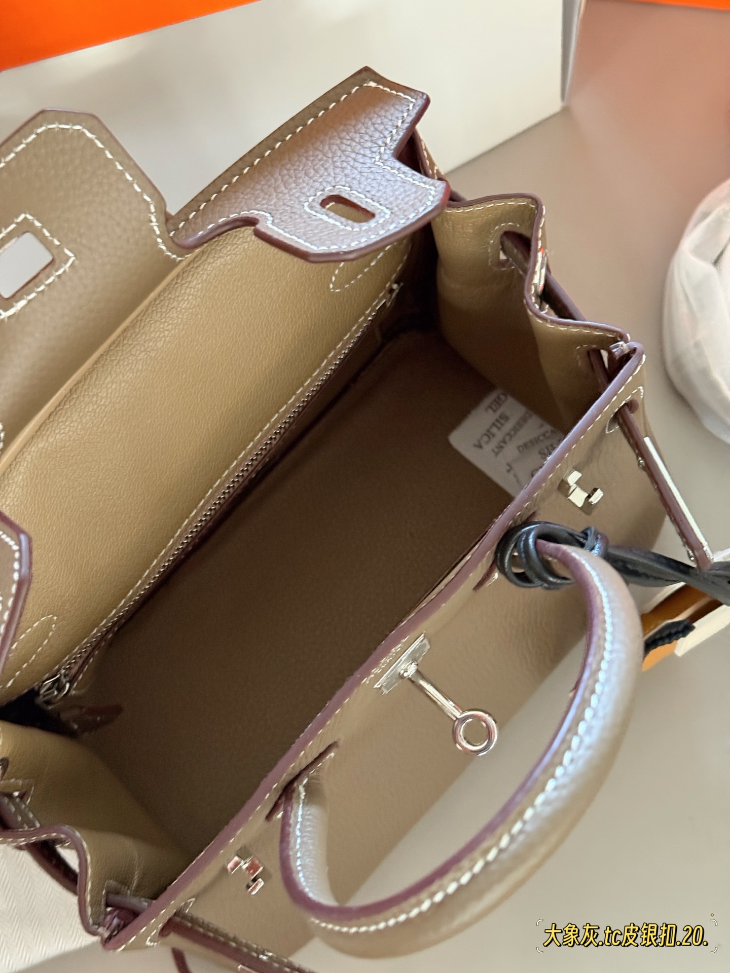Elegante Bolso Birkin 20 en Cuero TC con Adorable Amuleto de Caballito Alado 6 i1748745629151 7997 0 4