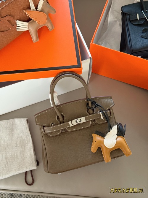 Elegante Bolso Birkin 20 en Cuero TC con Adorable Amuleto de Caballito Alado 15 Elegante Bolso Birkin 20 en Cuero TC con Adorable Amuleto de Caballito Alado