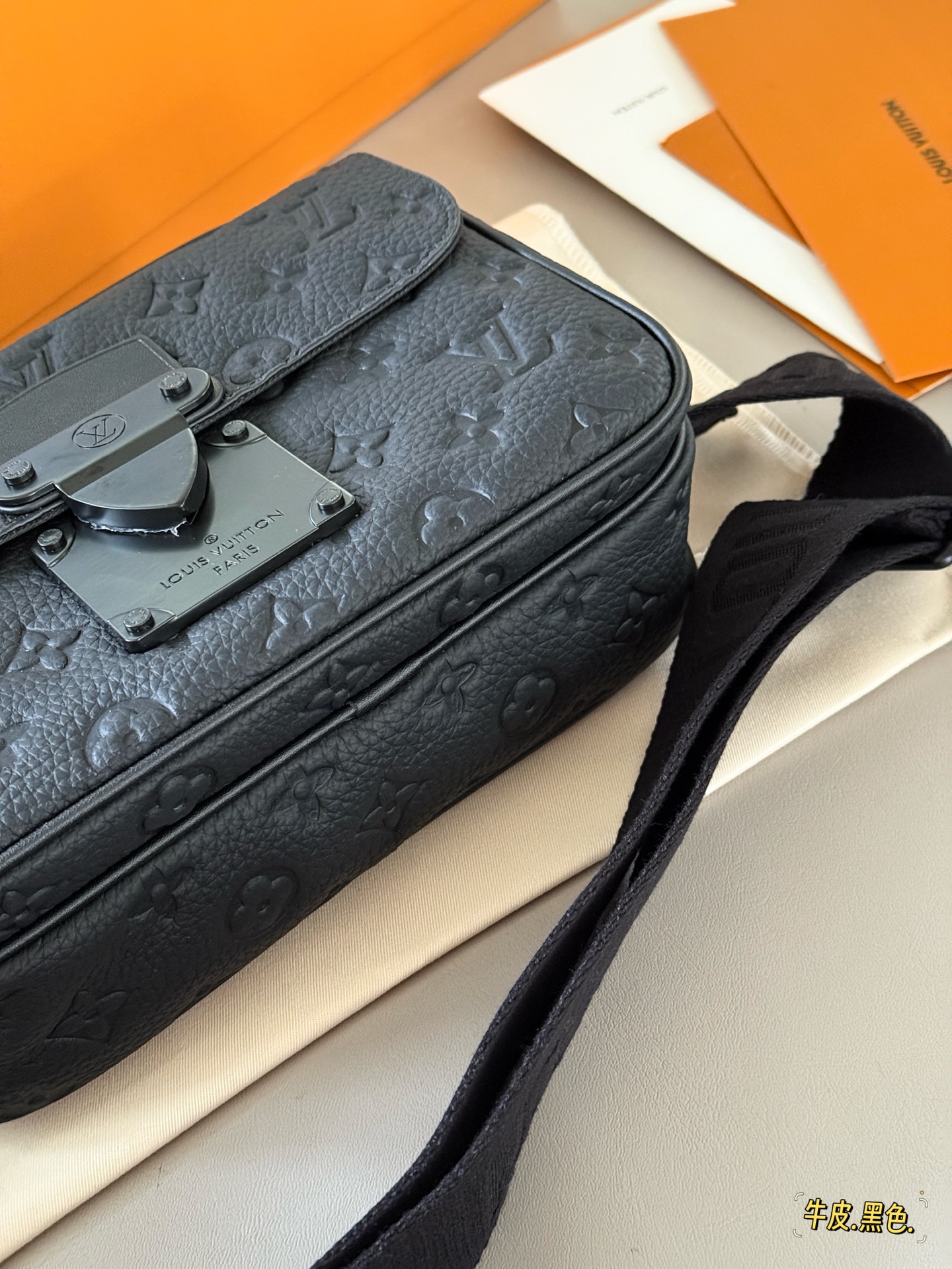 Louis Vuitton S-lock Bolso Bandolera de Cuero para Hombre - Elegante y Duradero 3 i1748826598928 6761 0 2