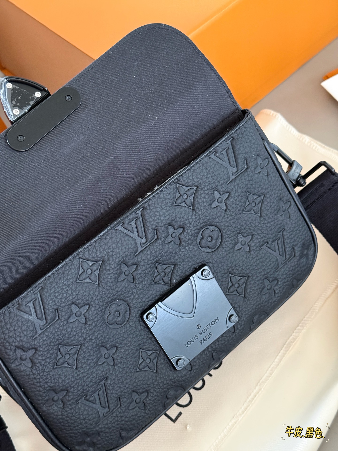 Louis Vuitton S-lock Bolso Bandolera de Cuero para Hombre - Elegante y Duradero 8 i1748826598946 5733 0 6
