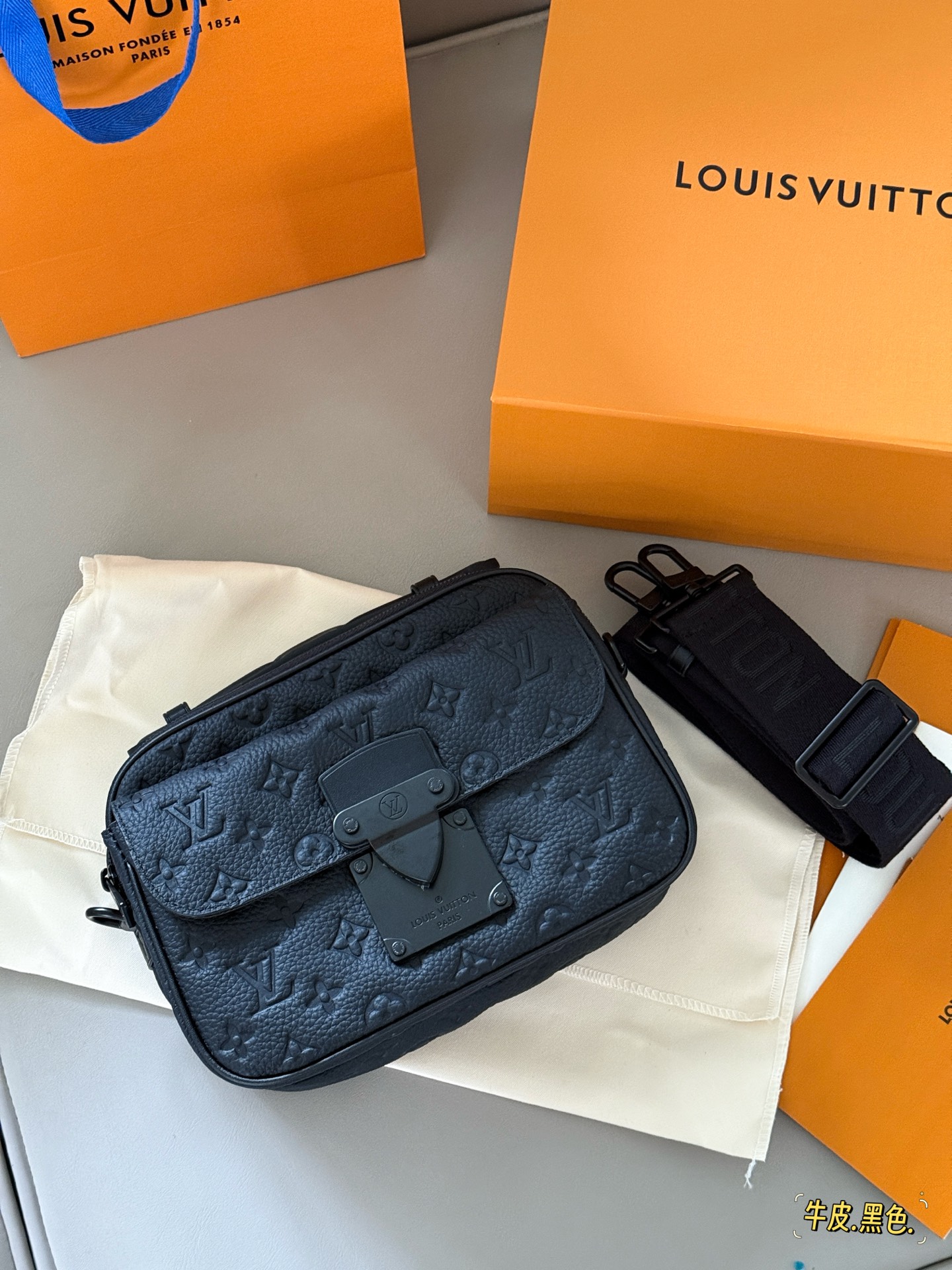 Louis Vuitton S-lock Bolso Bandolera de Cuero para Hombre - Elegante y Duradero 10 i1748826598949 4369 0 8