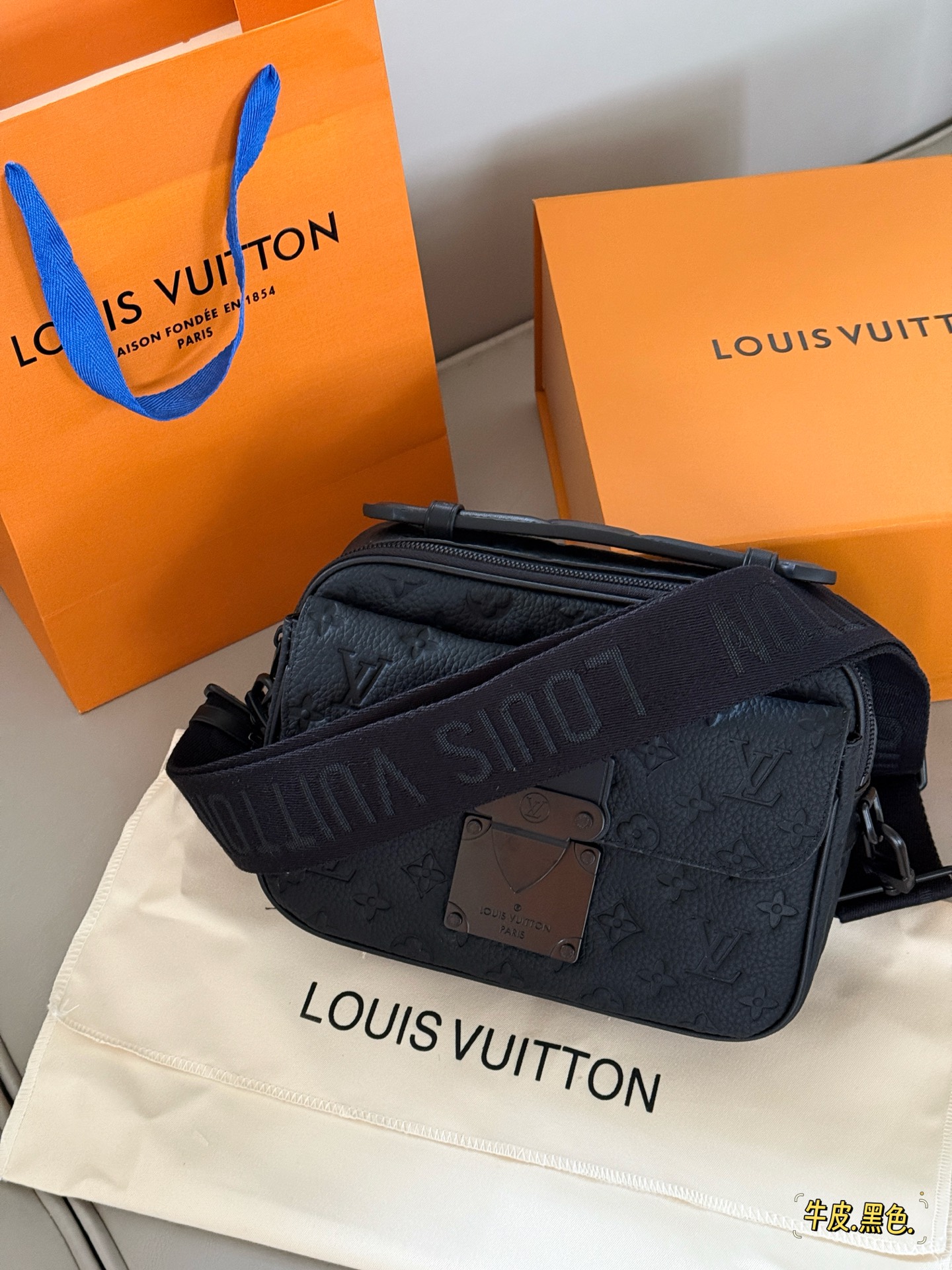 Louis Vuitton S-lock Bolso Bandolera de Cuero para Hombre - Elegante y Duradero 5 i1748826598958 315 0 1