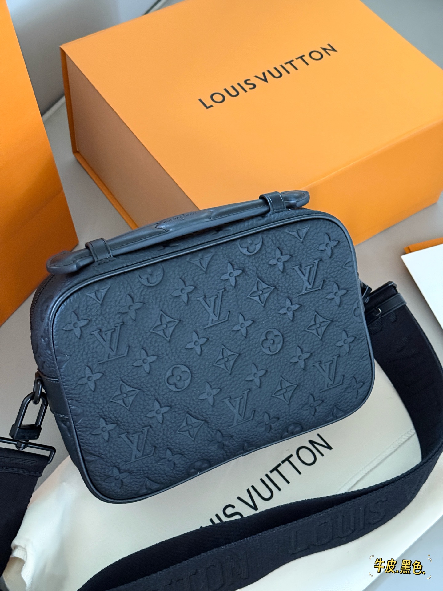 Louis Vuitton S-lock Bolso Bandolera de Cuero para Hombre - Elegante y Duradero 9 i1748826598965 3961 0 7