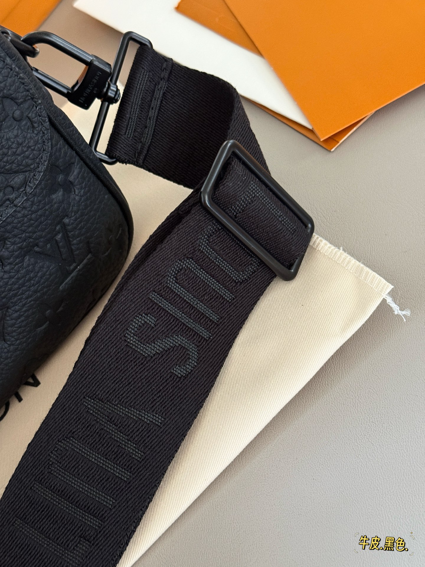 Louis Vuitton S-lock Bolso Bandolera de Cuero para Hombre - Elegante y Duradero 4 i1748826600396 134 0 3