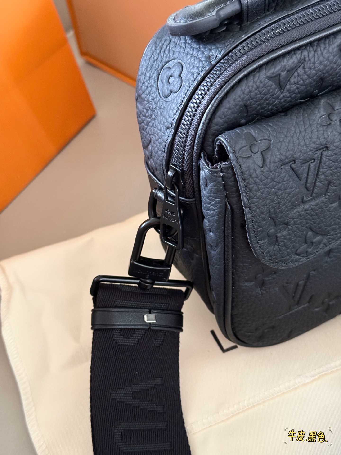Louis Vuitton S-lock Bolso Bandolera de Cuero para Hombre - Elegante y Duradero 6 i1748826600400 2597 0 4