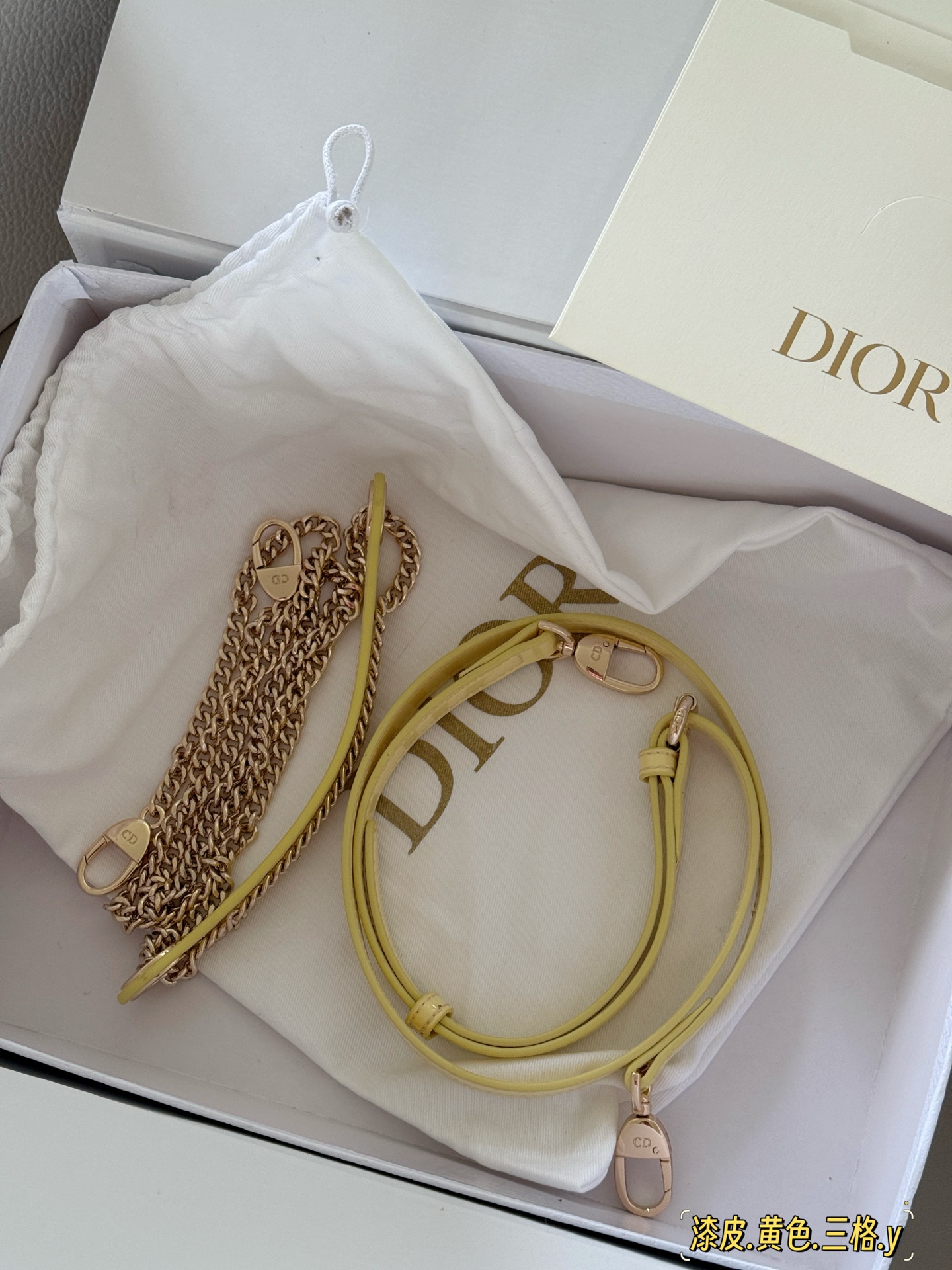 Bolso Lady Dior Amarillo Piel Charol Mini con Tres Compartimentos 10 i1748997367806 6077 0 8