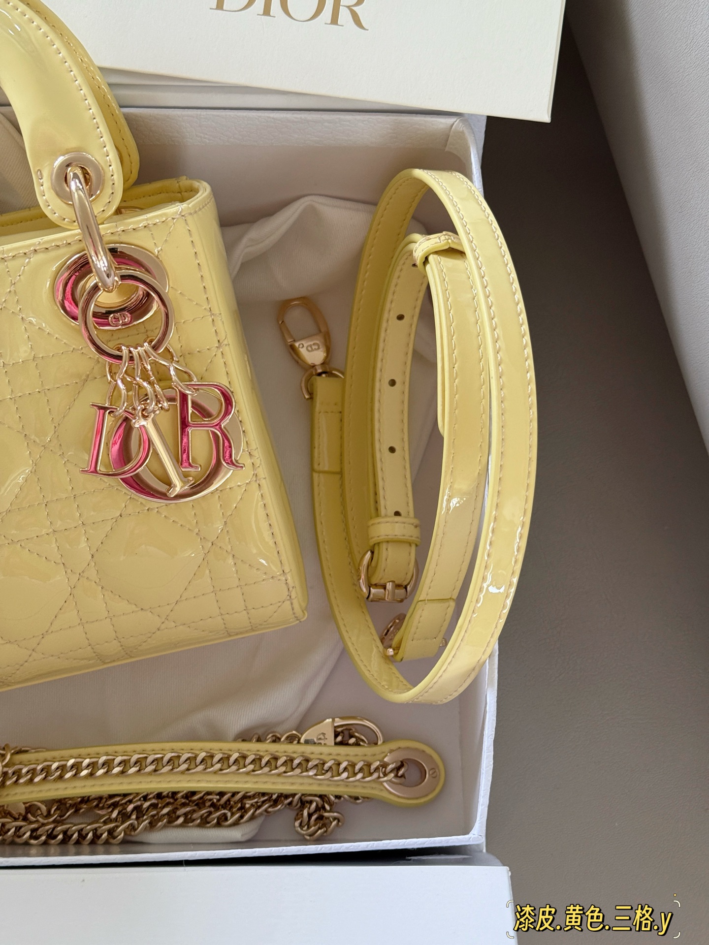 Bolso Lady Dior Amarillo Piel Charol Mini con Tres Compartimentos 4 i1748997367820 7890 0 2