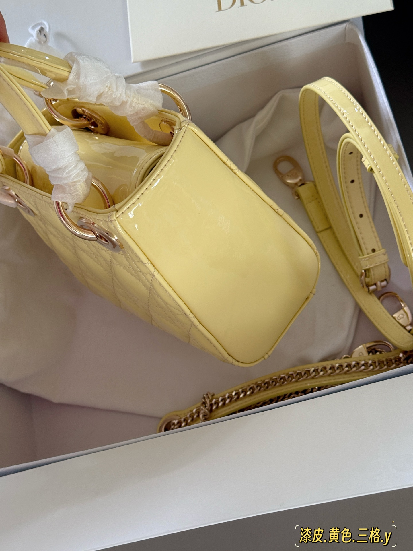 Bolso Lady Dior Amarillo Piel Charol Mini con Tres Compartimentos 7 i1748997367834 8734 0 5