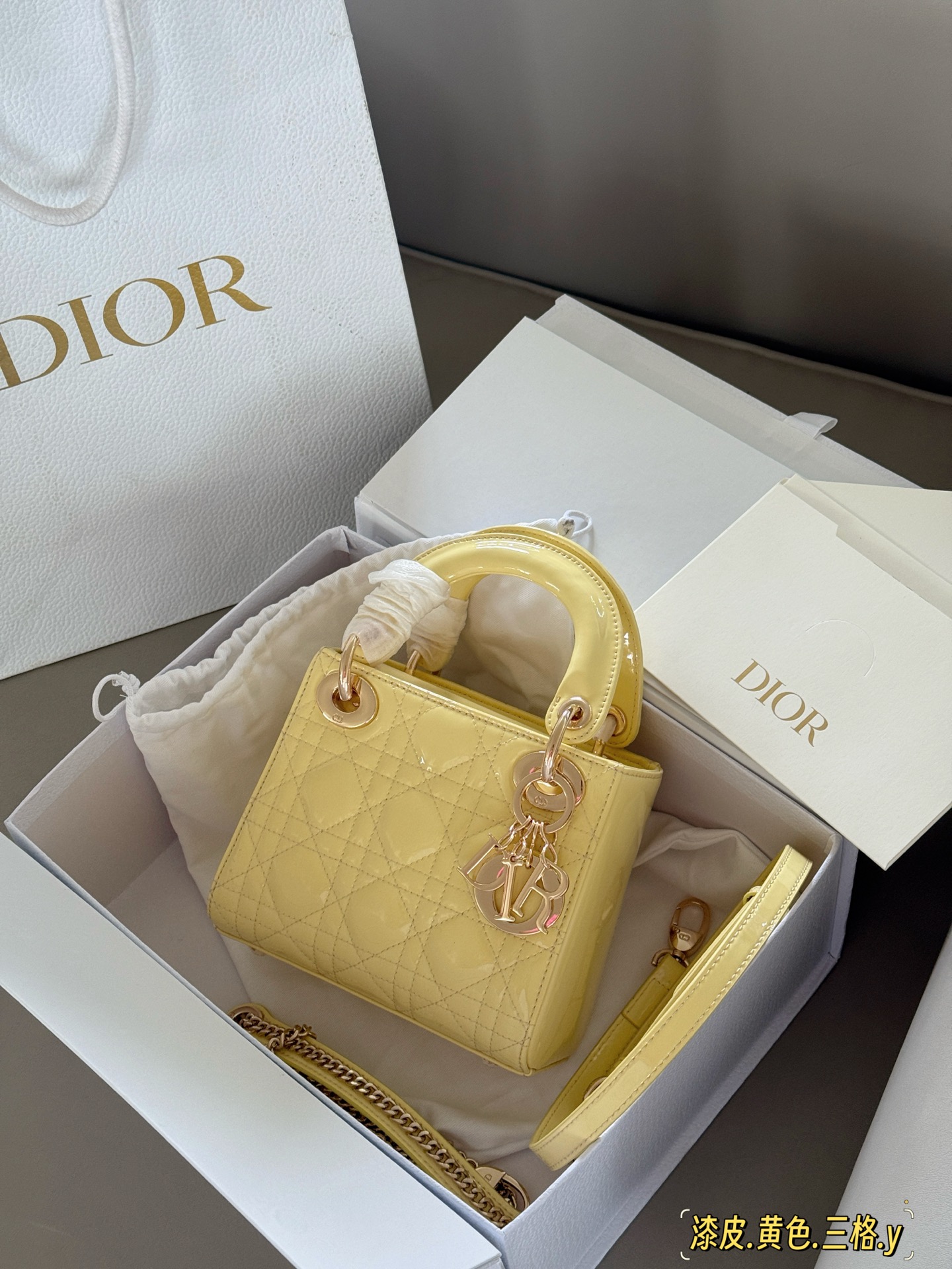 Bolso Lady Dior Amarillo Piel Charol Mini con Tres Compartimentos 3 i1748997369079 8592 0 1