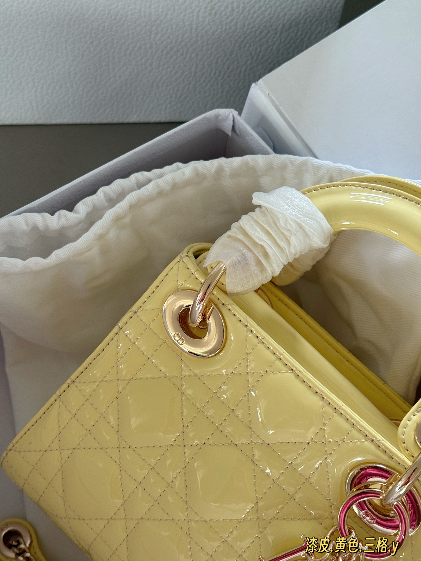 Bolso Lady Dior Amarillo Piel Charol Mini con Tres Compartimentos 5 i1748997369132 8264 0 3