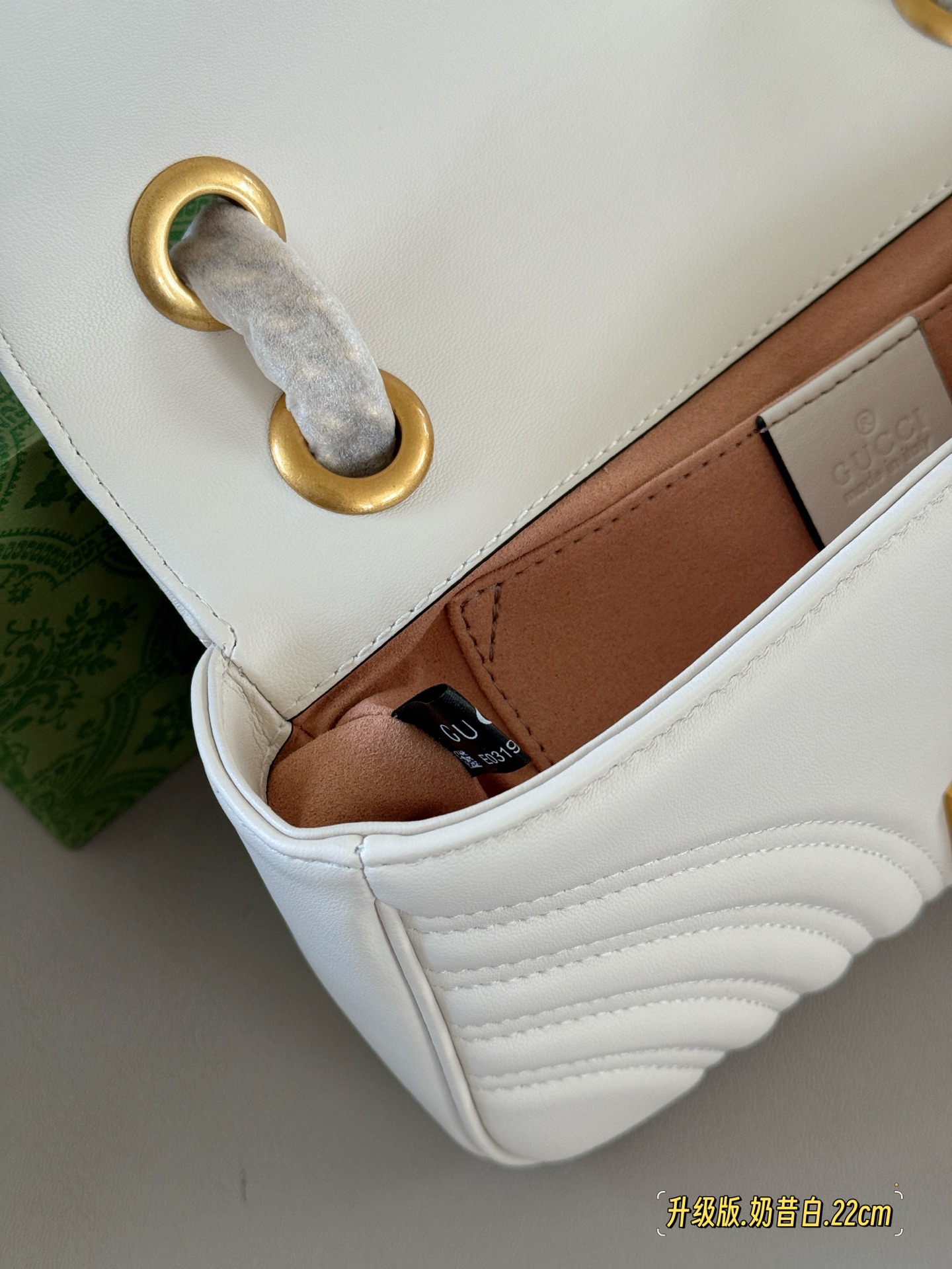 Gucci Marmont Pequeño: Elegancia y Estilo en un Diseño Compacto 8 i1749001114328 5441 0 7