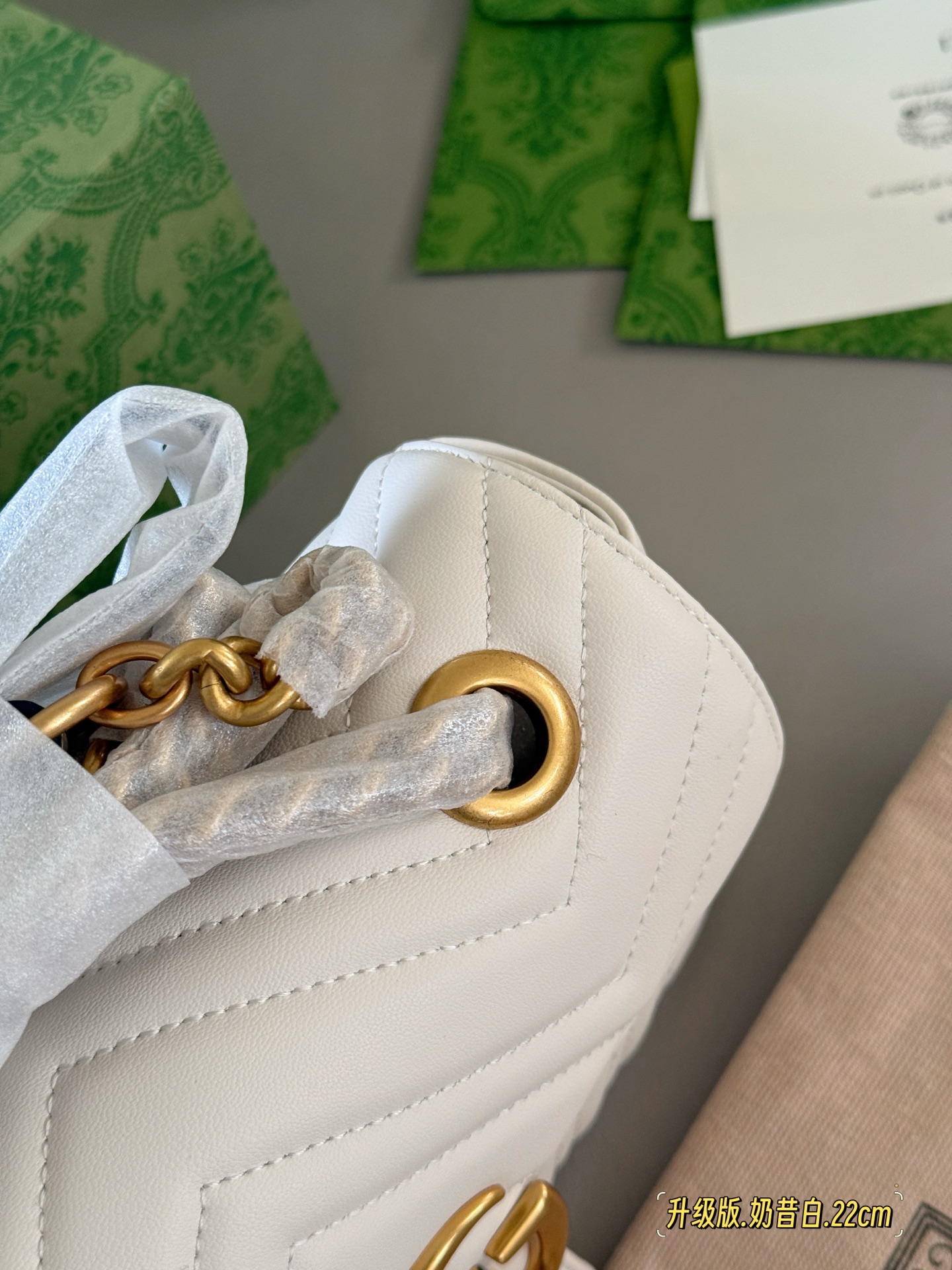Gucci Marmont Pequeño: Elegancia y Estilo en un Diseño Compacto 5 i1749001114341 7075 0 4