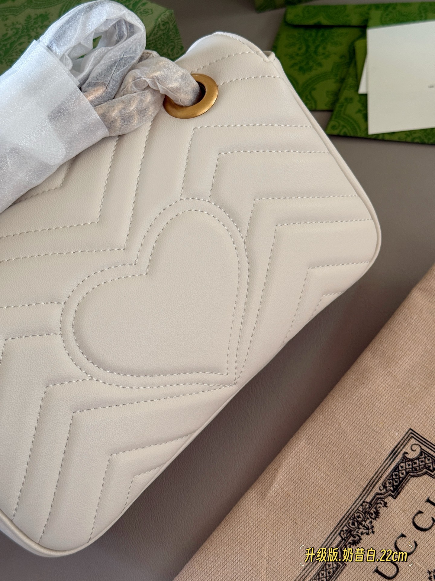 Gucci Marmont Pequeño: Elegancia y Estilo en un Diseño Compacto 7 i1749001115622 3257 0 6