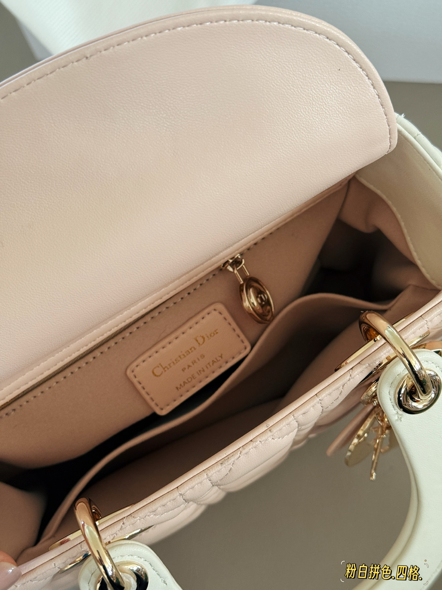 Elegante Bolso Lady Dior en Piel de Cordero Rosa y Blanco con Charm 10 i1749876936034 9491 0 8