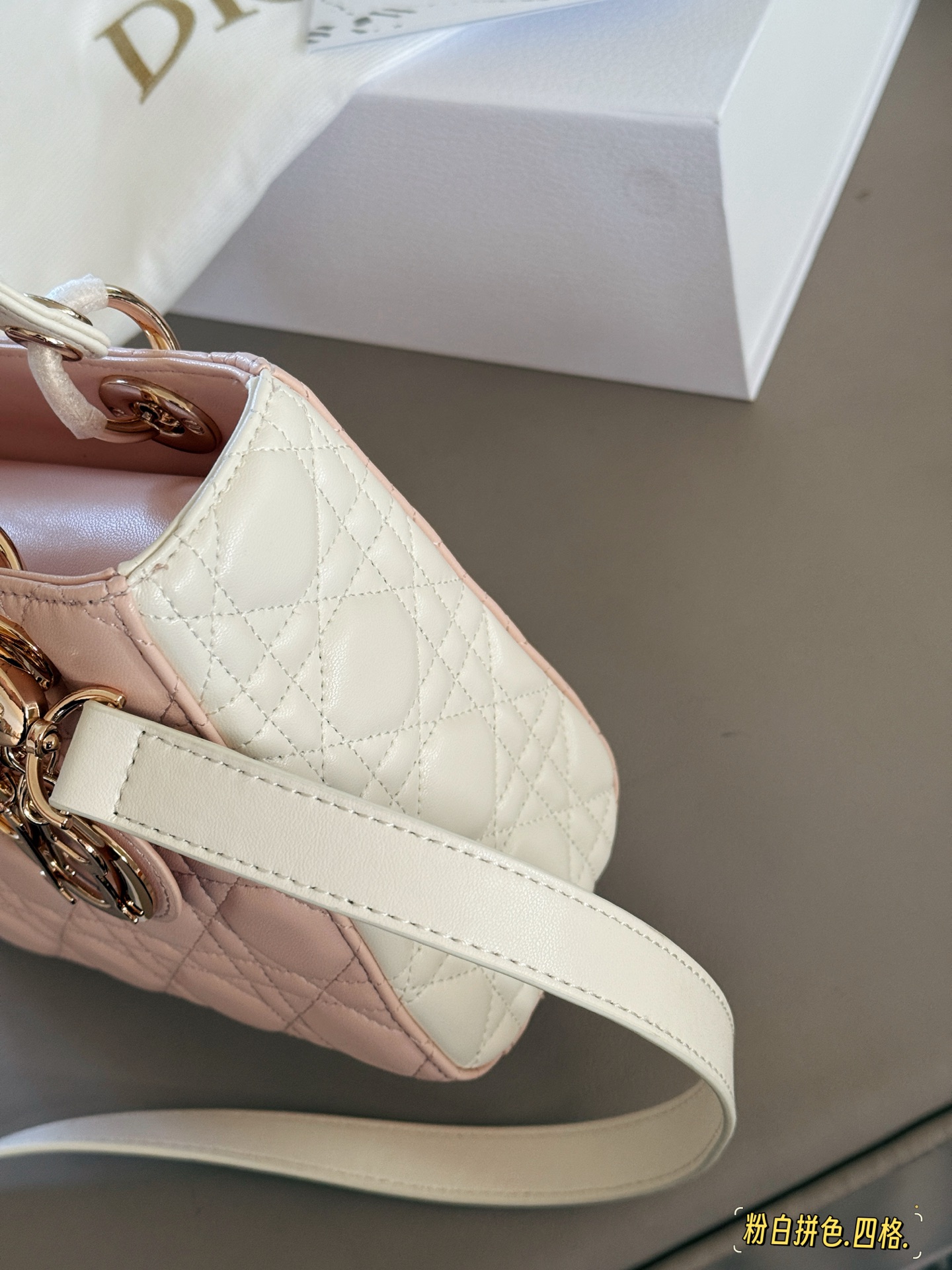 Elegante Bolso Lady Dior en Piel de Cordero Rosa y Blanco con Charm 5 i1749876936088 8161 0 3