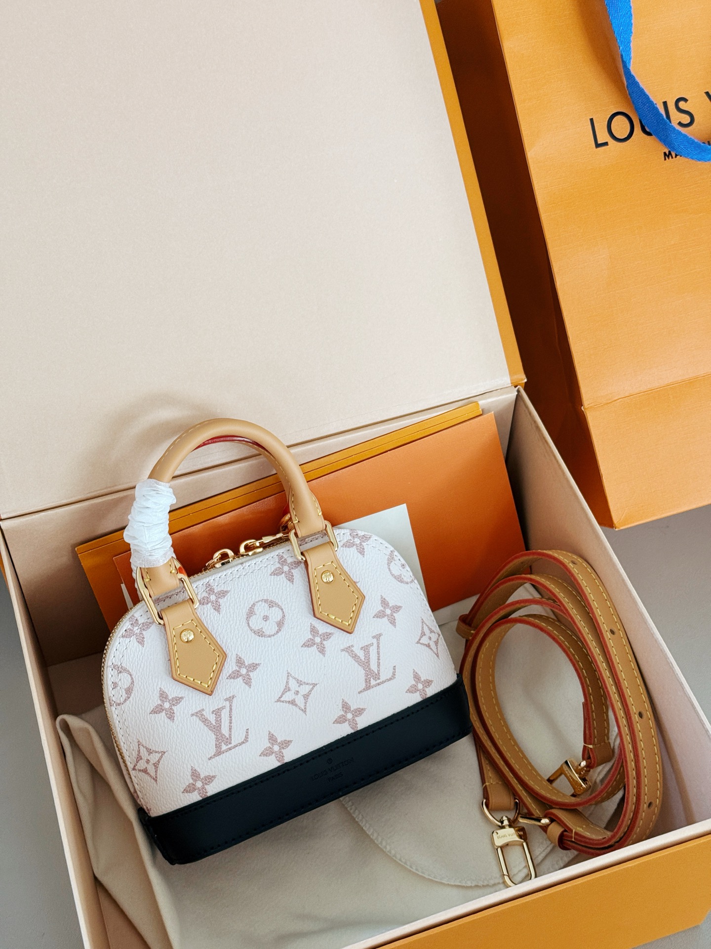Louis Vuitton Nano Alma Bolso de Concha Monograma Dune, 20 cm 3 i1749881128942 7200 0 1
