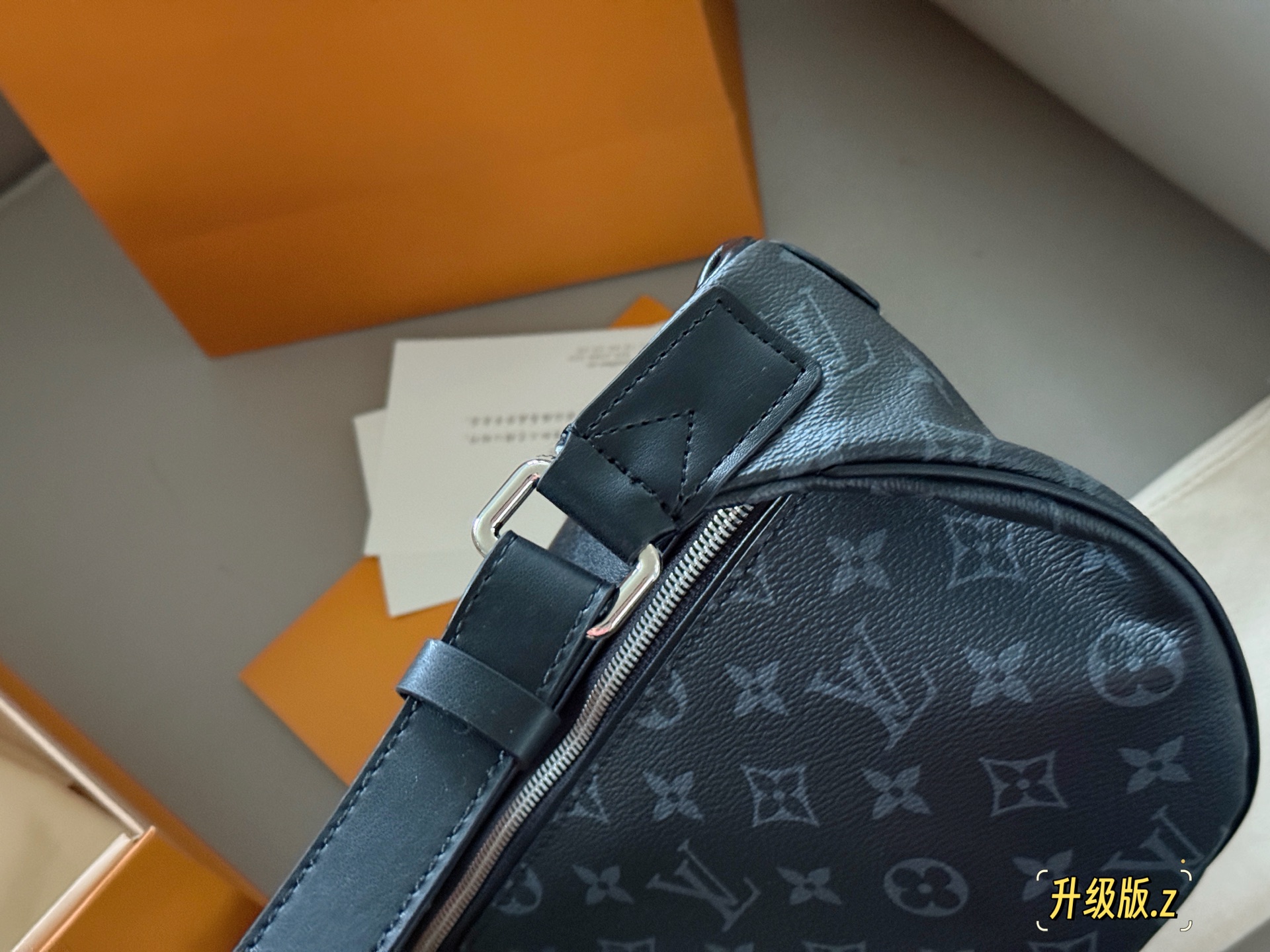 💰260包邮 配盒

💨  L家 腰包/胸包
亦可单肩背挎或斜挎，
棉质帆布内衬
原单五金+原版皮料！
尺寸：上宽45cm*底宽20cm*高20cm
搜索🔍Lv 腰包
