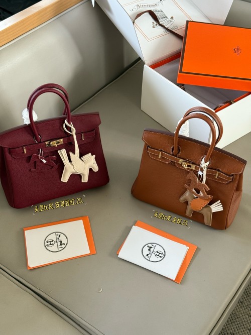 Elegant Leather Birkin Bag with Horse Charms - Stylish Handbag for Women 1 Elegant Leather Birkin Bag with Horse Charms – Stylish Handbag for Women