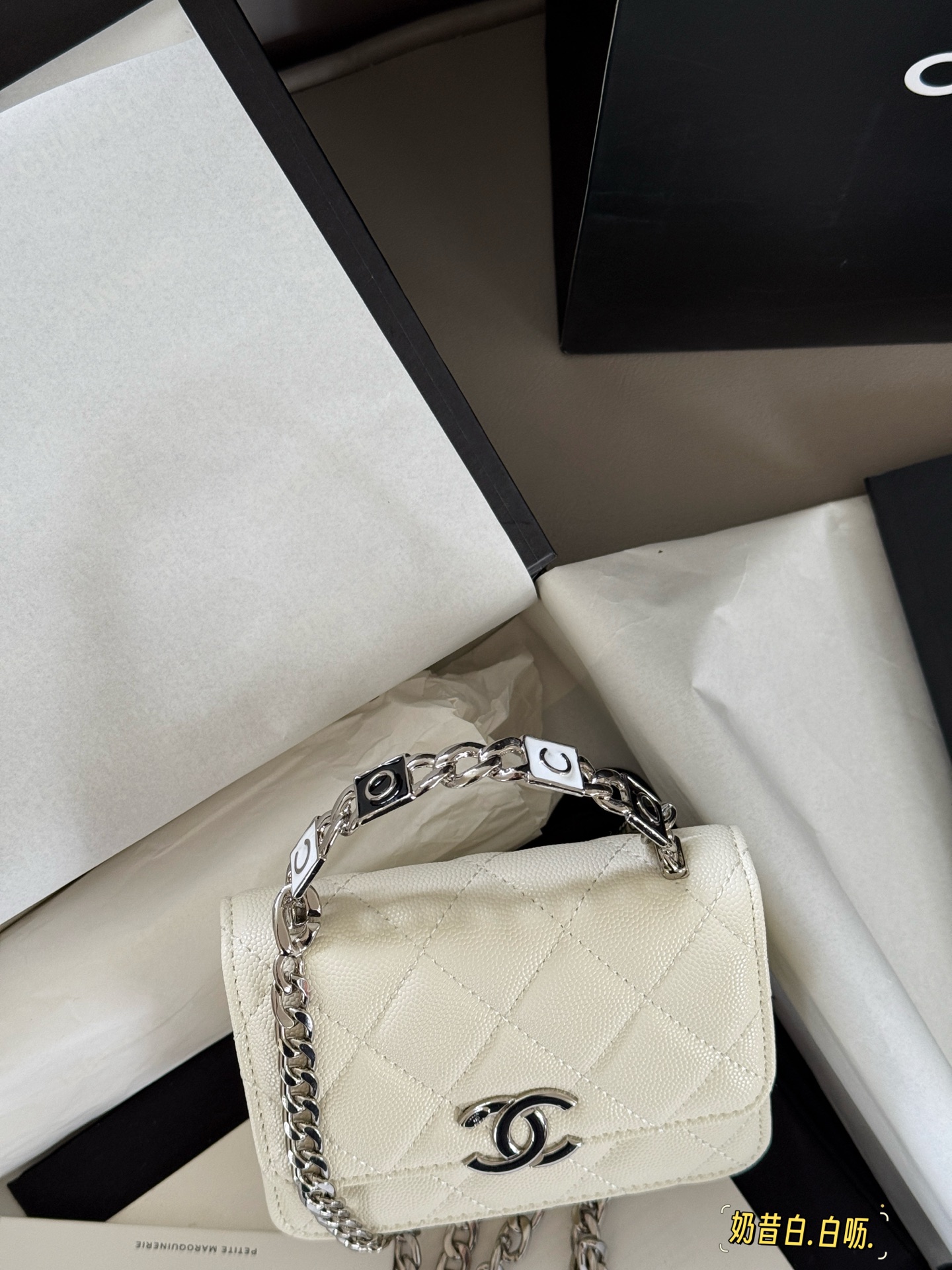 Chanel 22S Bolso Mini con Asa de Esmalte y Cadena, Color Crema 4 i1751248350440 1446 0 2
