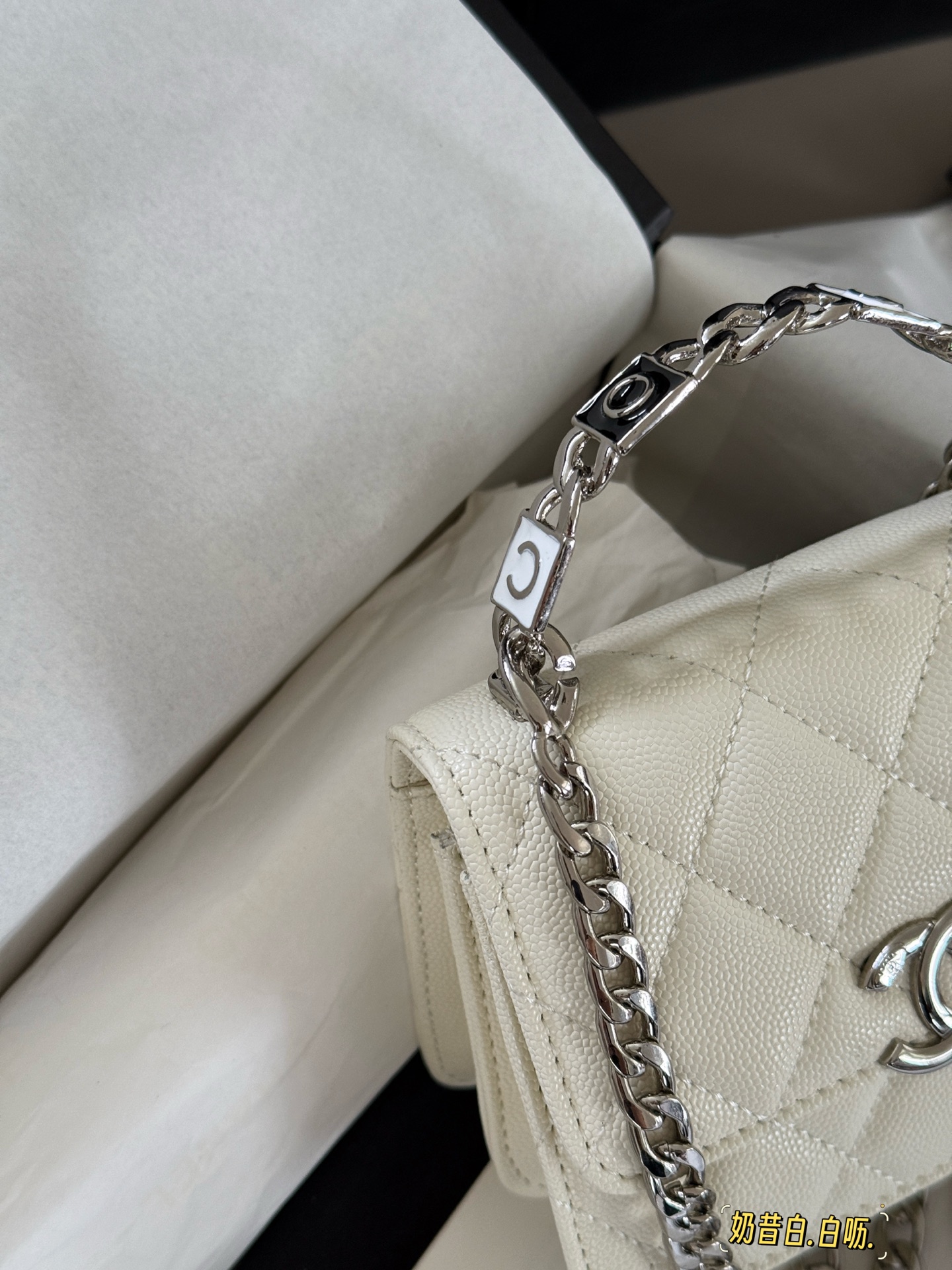 Chanel 22S Bolso Mini con Asa de Esmalte y Cadena, Color Crema 5 i1751248351746 6067 0 3