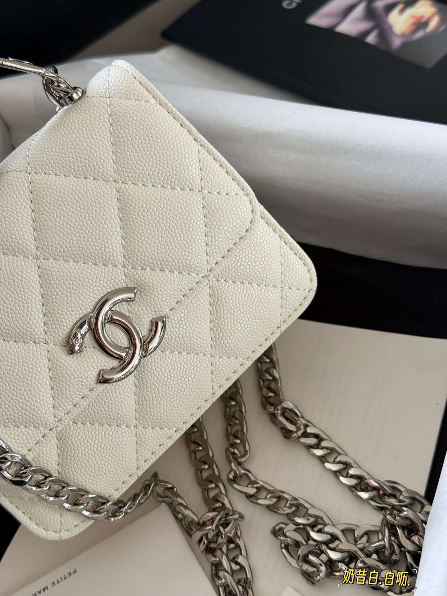Chanel 22S Bolso Mini con Asa de Esmalte y Cadena, Color Crema 6 i1751248351752 3172 0 4