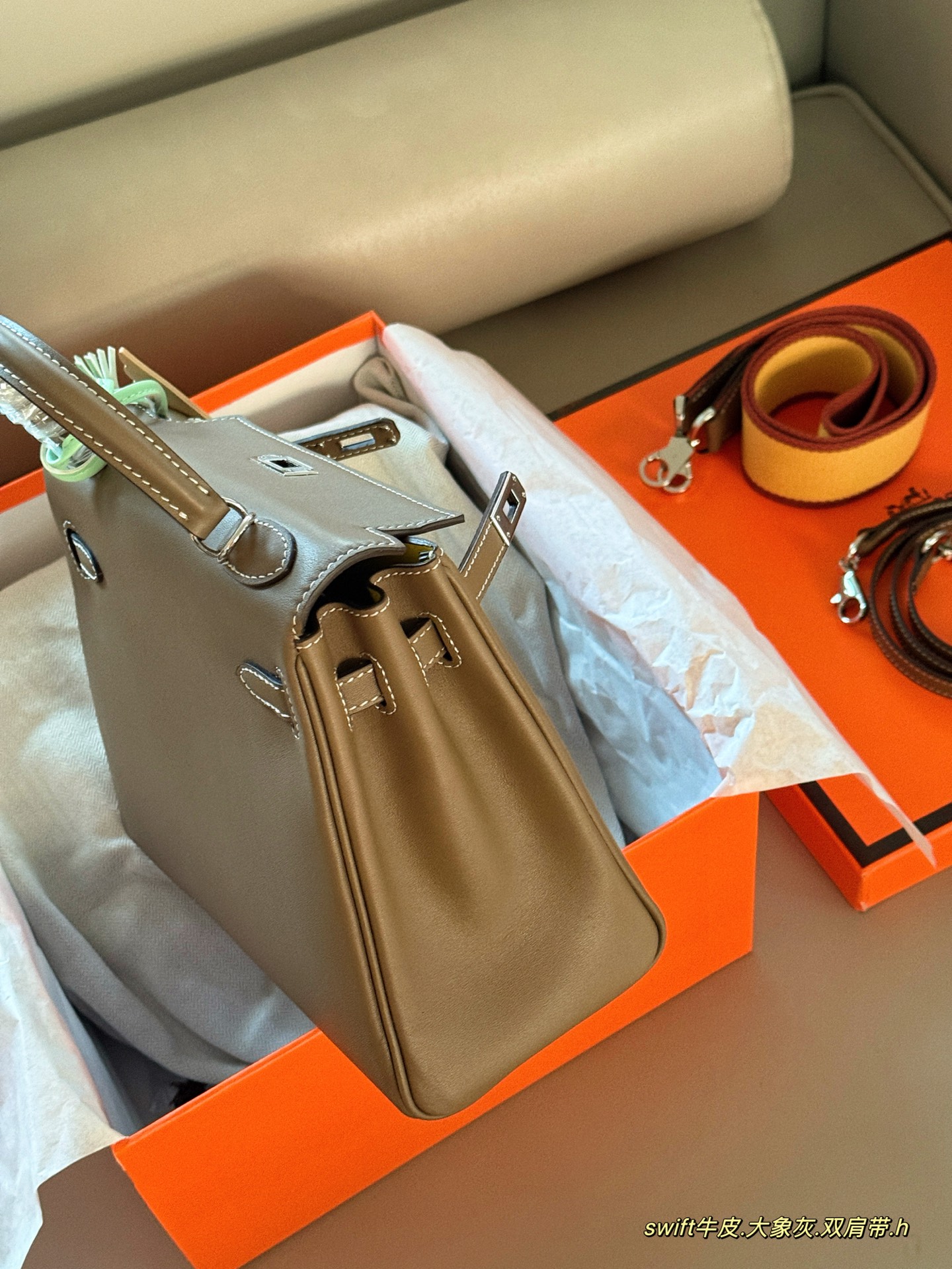Hermès Kelly 25 Bolso de Mano en Piel Swift con Bandolera y Accesorio 6 i1752213122386 1964 0 4