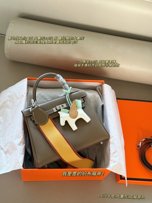 Hermès Kelly 25 Bolso de Mano en Piel Swift con Bandolera y Accesorio 14 Hermès Kelly 25 Bolso de Mano en Piel Swift con Bandolera y Accesorio