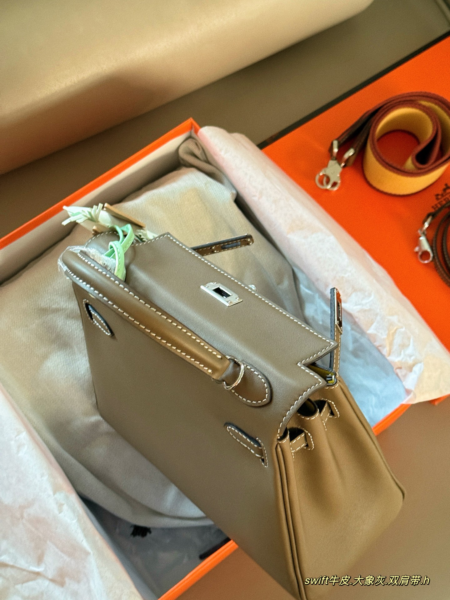 Hermès Kelly 25 Bolso de Mano en Piel Swift con Bandolera y Accesorio 7 i1752213122402 6448 0 5