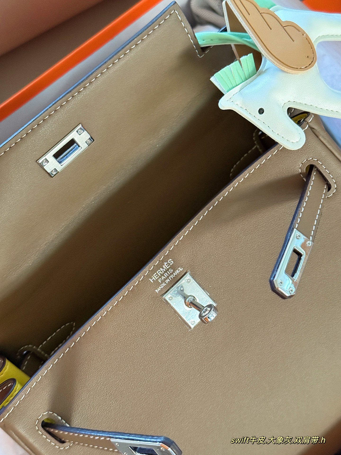 Hermès Kelly 25 Bolso de Mano en Piel Swift con Bandolera y Accesorio 9 i1752213122414 6490 0 7