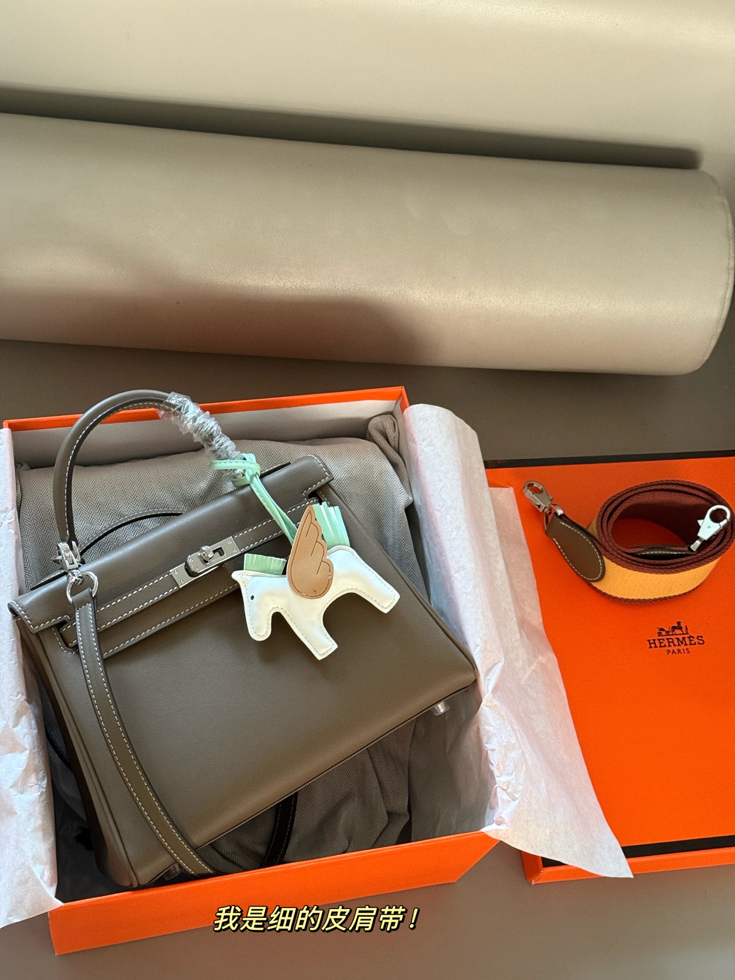 Hermès Kelly 25 Bolso de Mano en Piel Swift con Bandolera y Accesorio 3 i1752213124837 4441 0 1