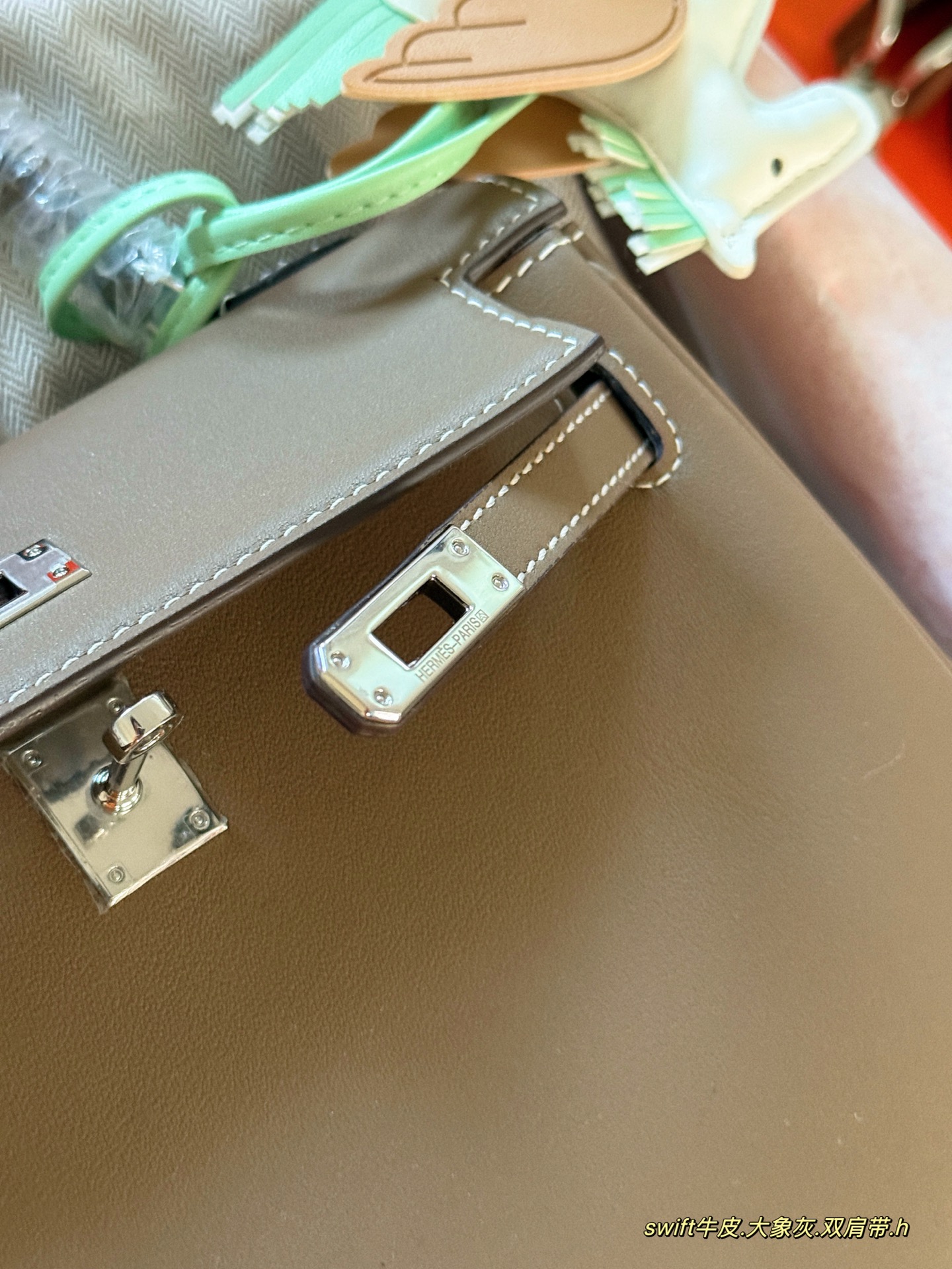 Hermès Kelly 25 Bolso de Mano en Piel Swift con Bandolera y Accesorio 5 i1752213124838 9404 0 3