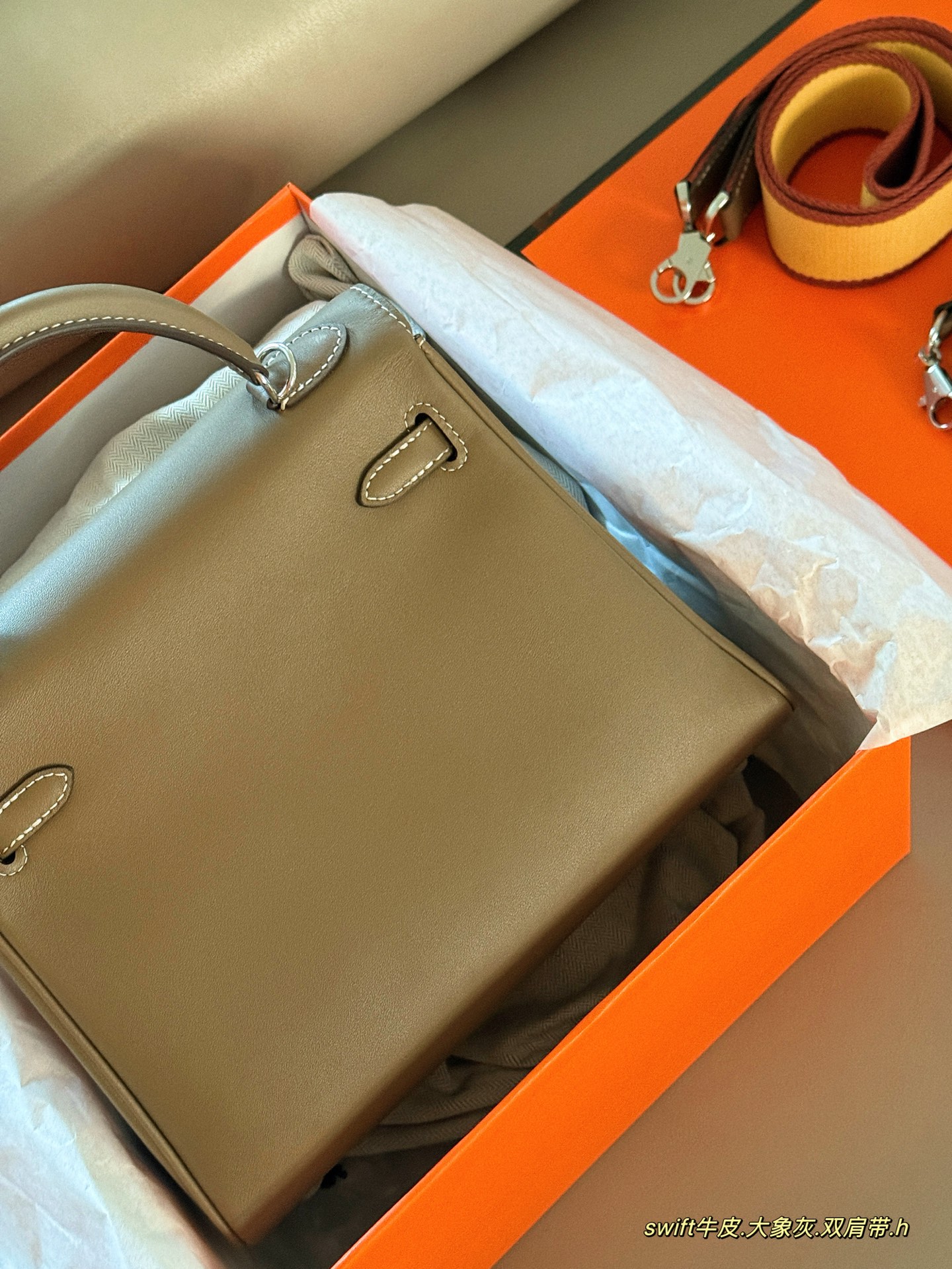 Hermès Kelly 25 Bolso de Mano en Piel Swift con Bandolera y Accesorio 8 i1752213124853 1573 0 6