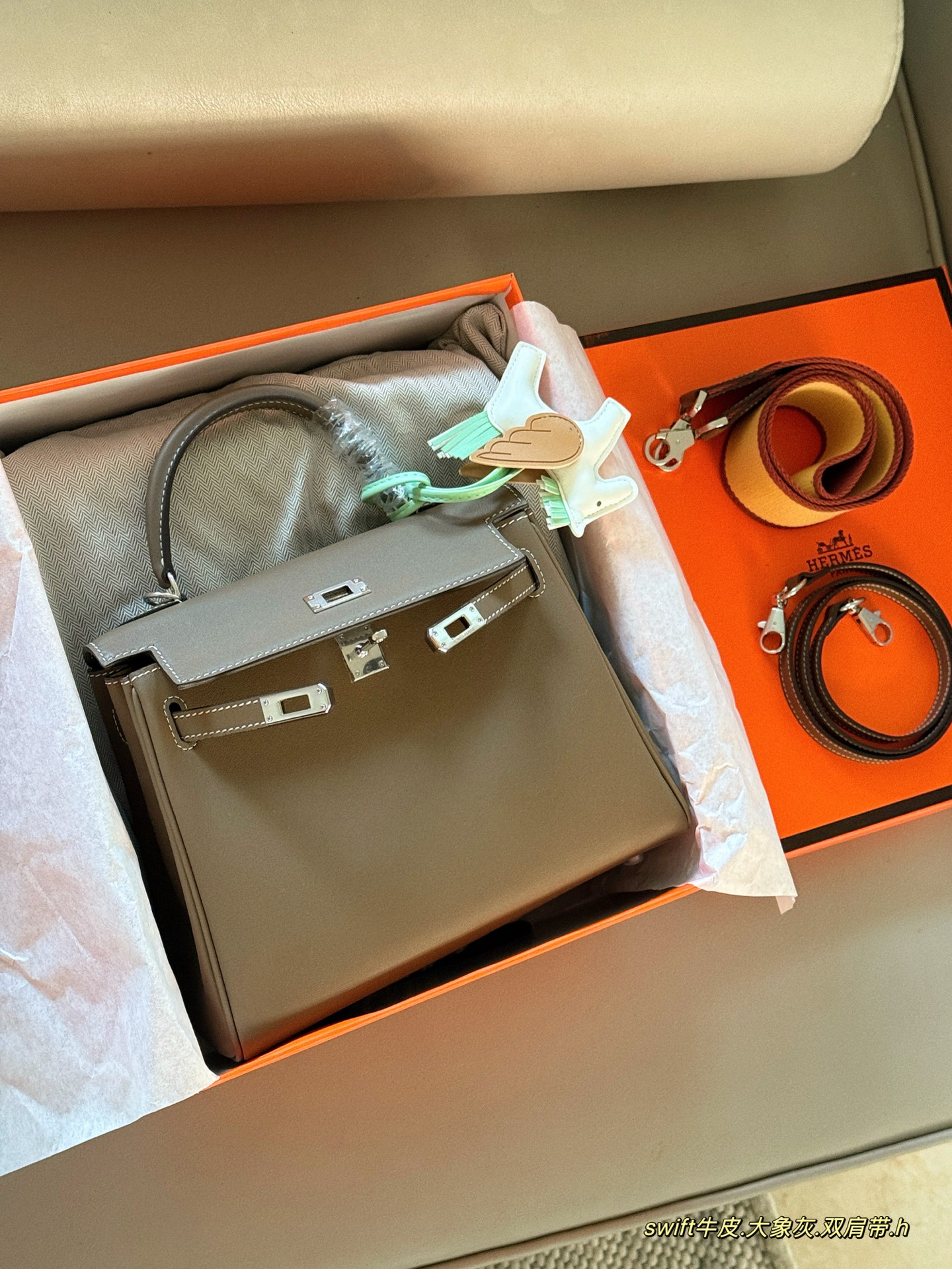 Hermès Kelly 25 Bolso de Mano en Piel Swift con Bandolera y Accesorio 4 i1752213124860 2905 0 2
