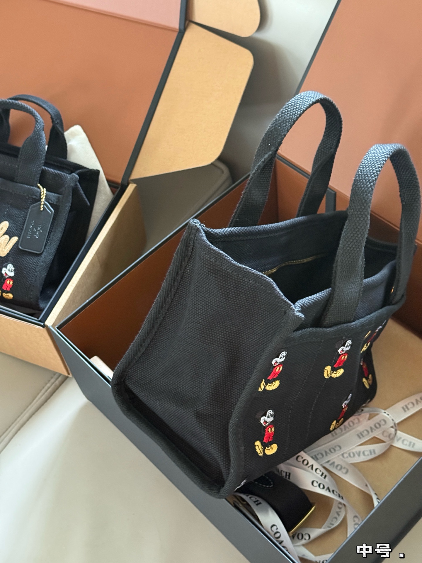 Coach x Disney Bolso Tote Cargo con Mickey Mouse, Negro 8 i1754700045781 6749 0 6