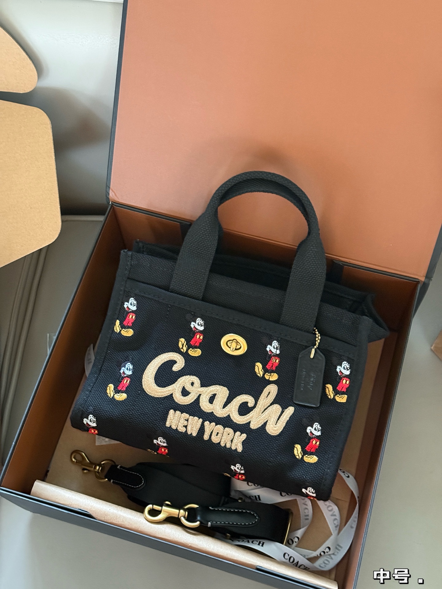 Coach x Disney Bolso Tote Cargo con Mickey Mouse, Negro 3 i1754700045787 4824 0 1