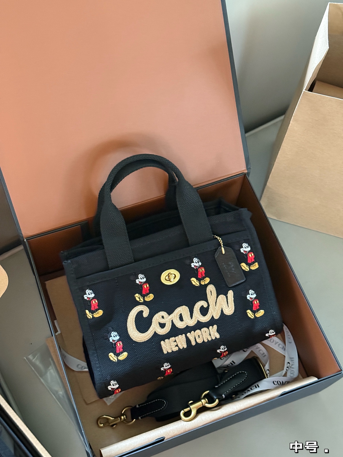 Coach x Disney Bolso Tote Cargo con Mickey Mouse, Negro 4 i1754700045795 1469 0 2