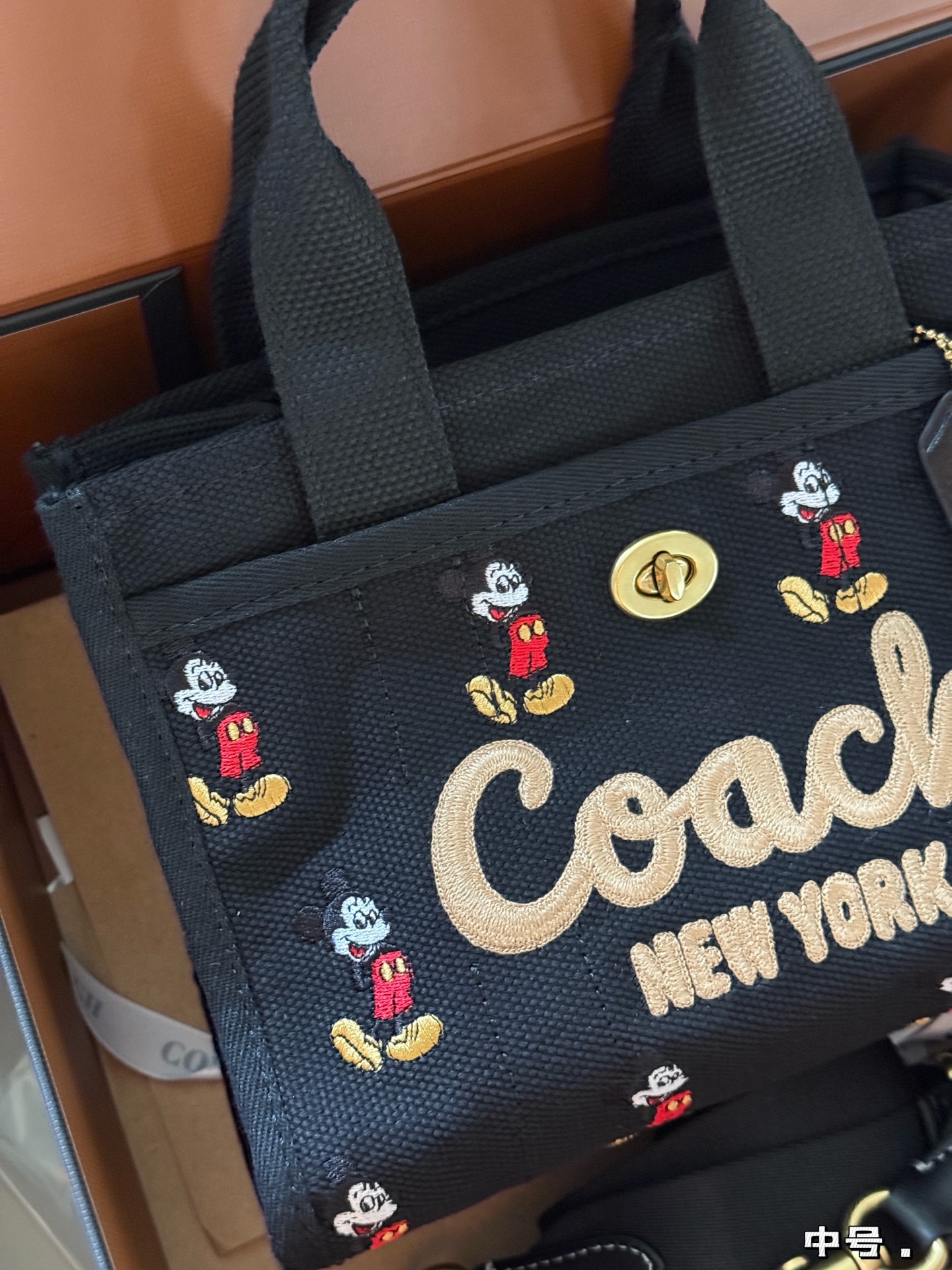Coach x Disney Bolso Tote Cargo con Mickey Mouse, Negro 6 i1754700045801 5425 0 4