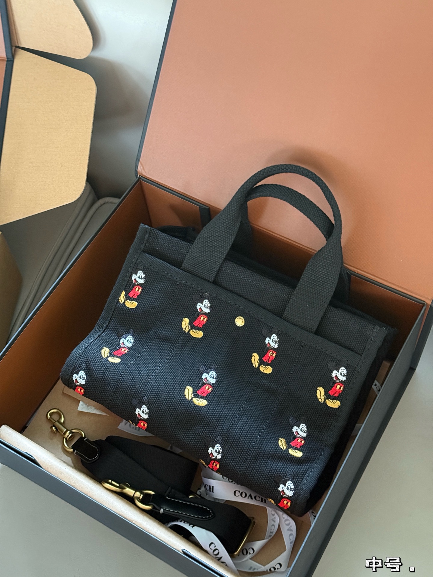 Coach x Disney Bolso Tote Cargo con Mickey Mouse, Negro 9 i1754700047182 2721 0 7