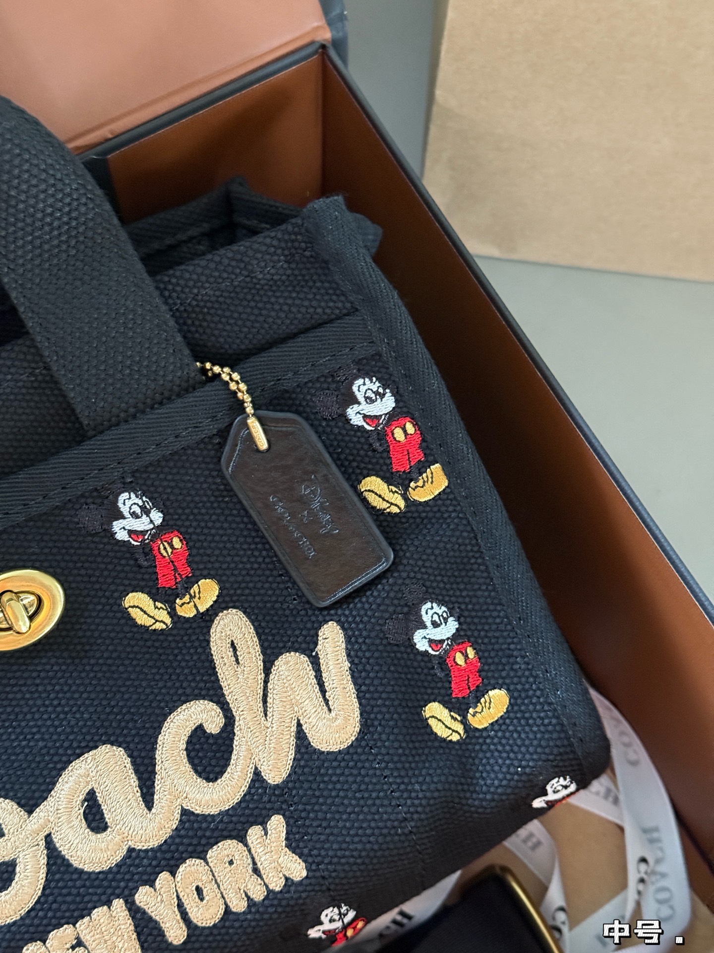 Coach x Disney Bolso Tote Cargo con Mickey Mouse, Negro 5 i1754700047203 427 0 3