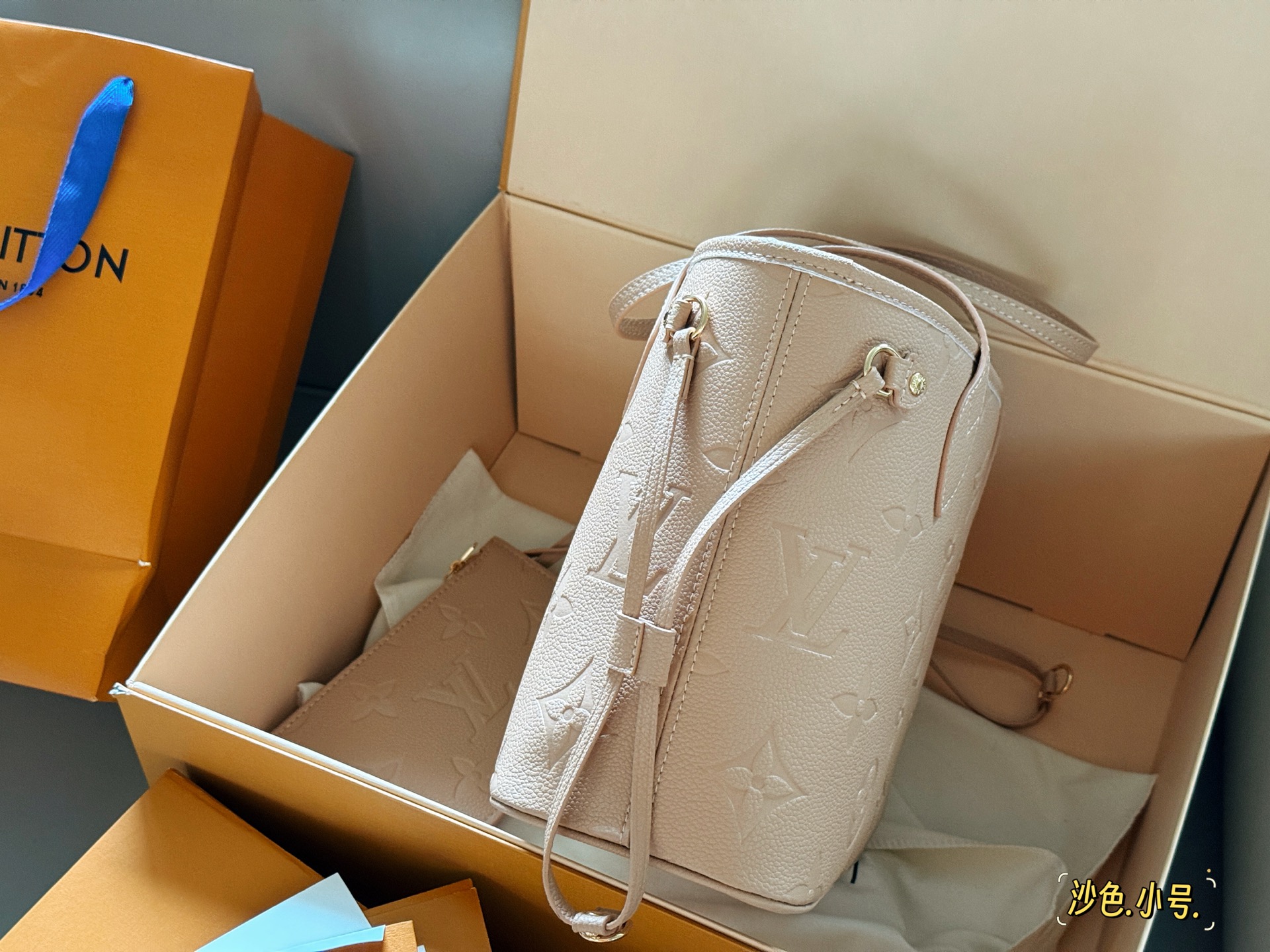 Louis Vuitton Neverfull Bolso de Mano Mediano en Cuero Embozado Sand 7 i1754706819099 5145 0 5